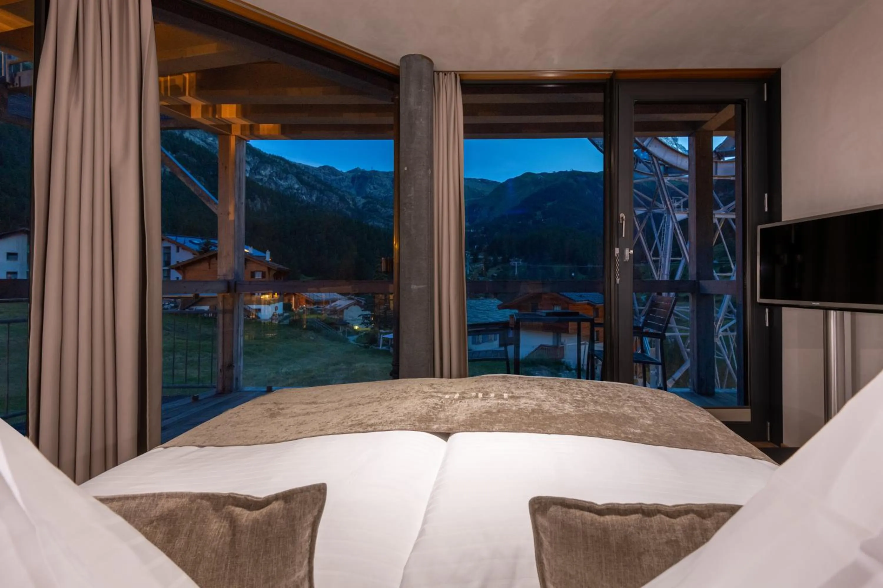 View (from property/room), Bed in Matterhorn FOCUS Design Hotel