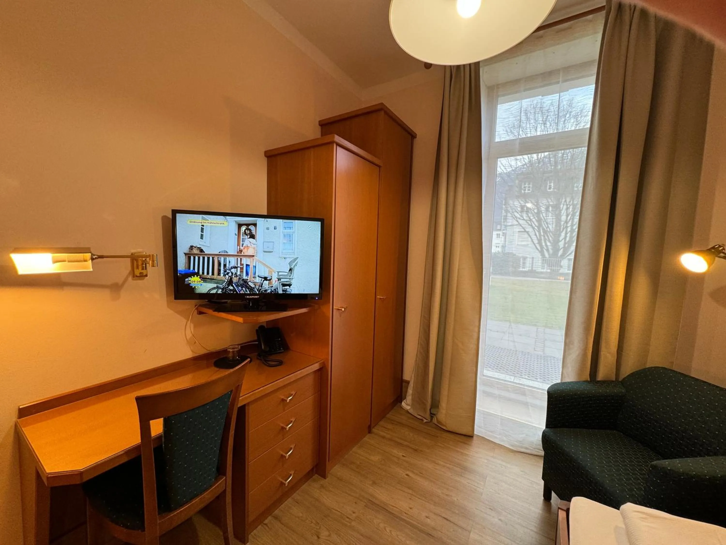 hair dresser, TV/Entertainment Center in Hotel Sonnenbichl