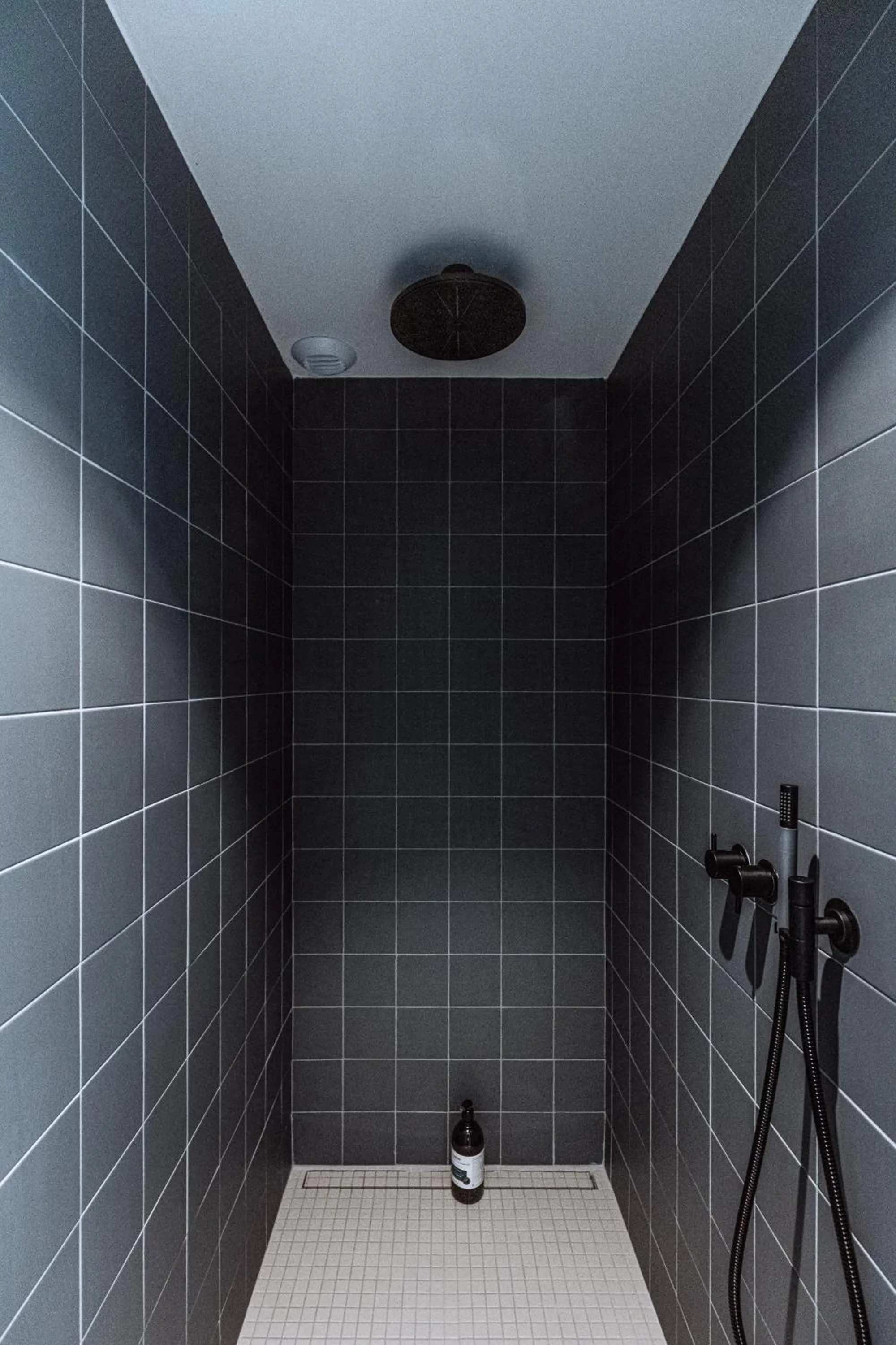 Shower in Le Garage Biarritz Hôtel