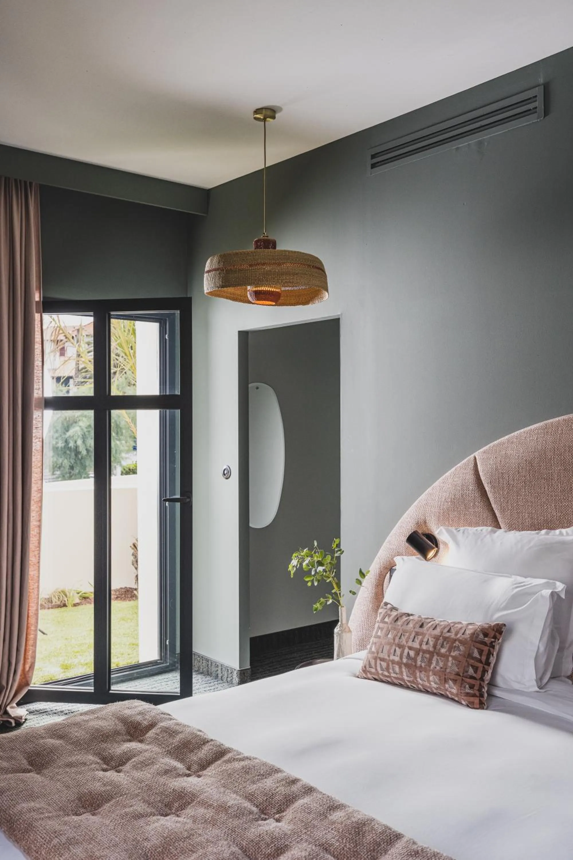 Bedroom, Bed in Le Garage Biarritz Hôtel