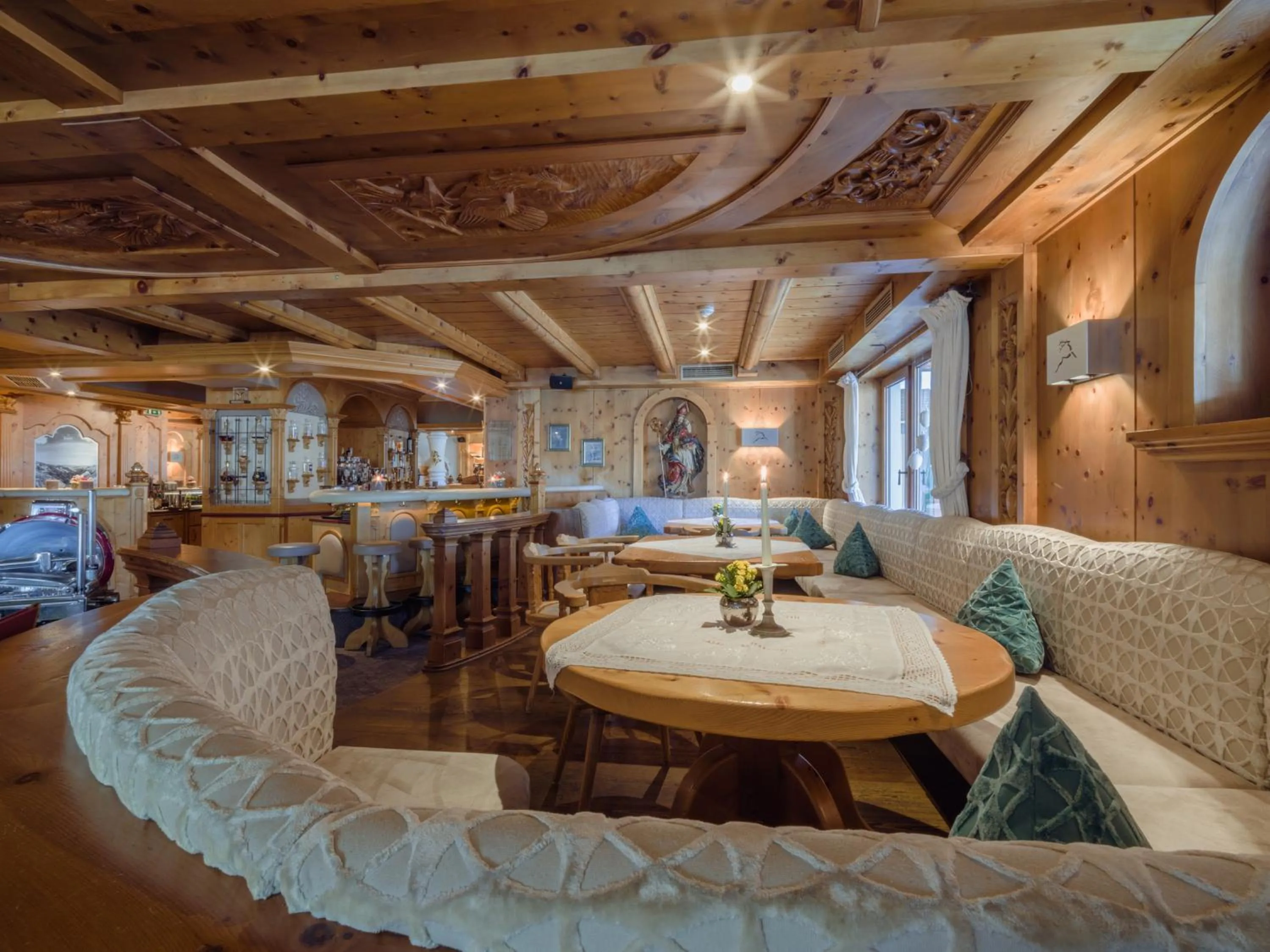 Lounge or bar in Relais&Châteaux Spa-Hotel Jagdhof