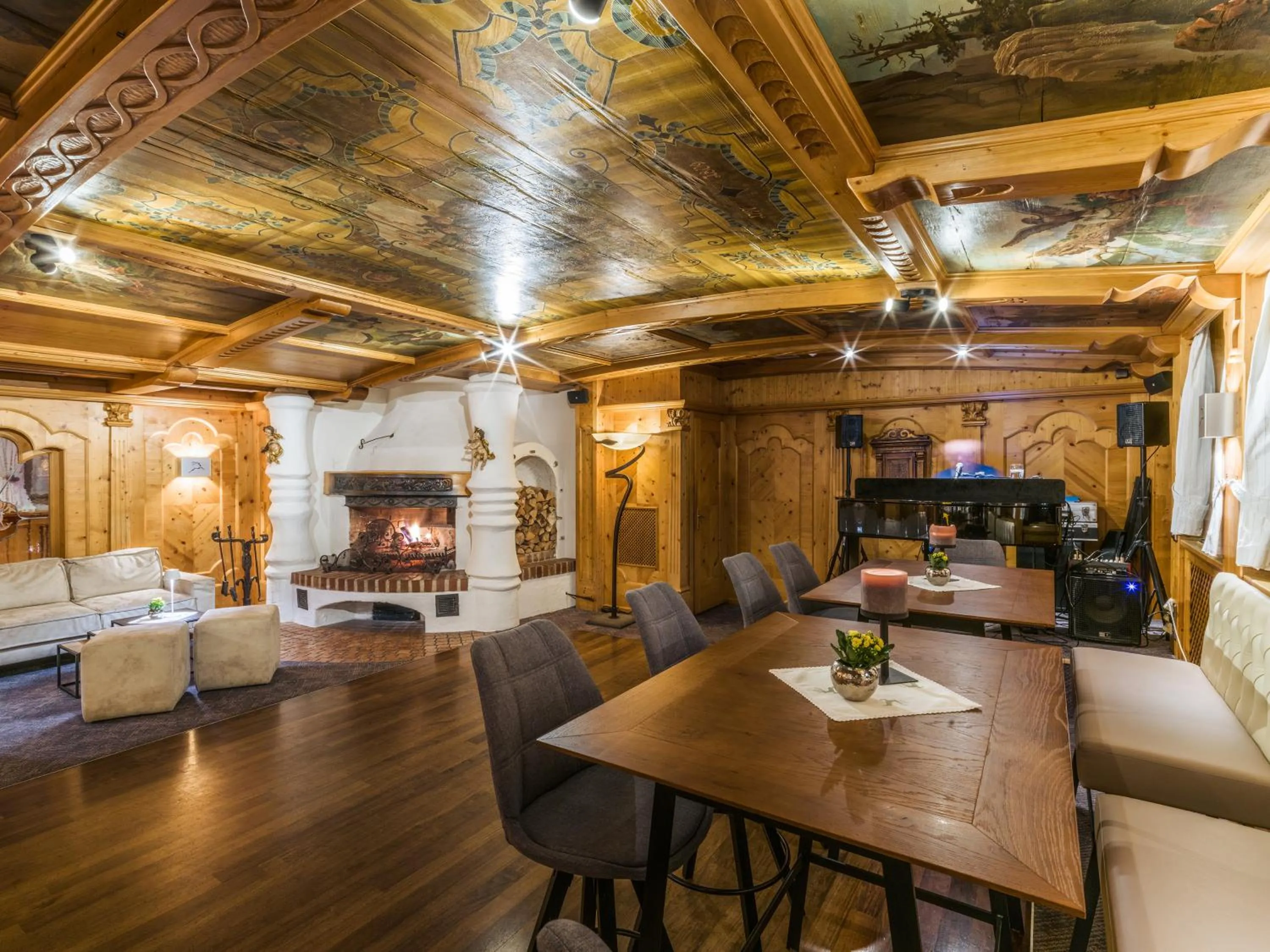 Lounge or bar in Relais&Châteaux Spa-Hotel Jagdhof