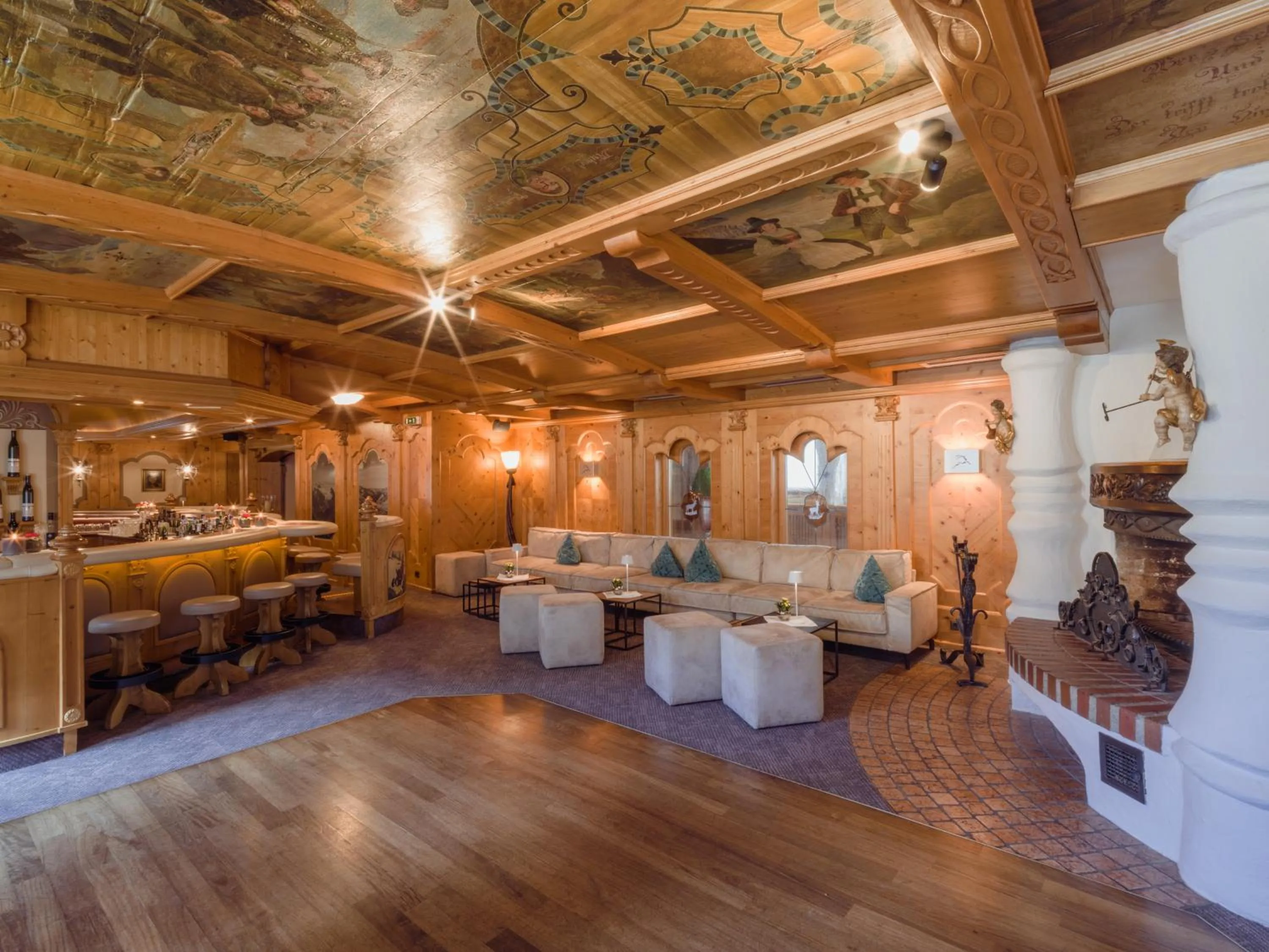 Lounge or bar in Relais&Châteaux Spa-Hotel Jagdhof