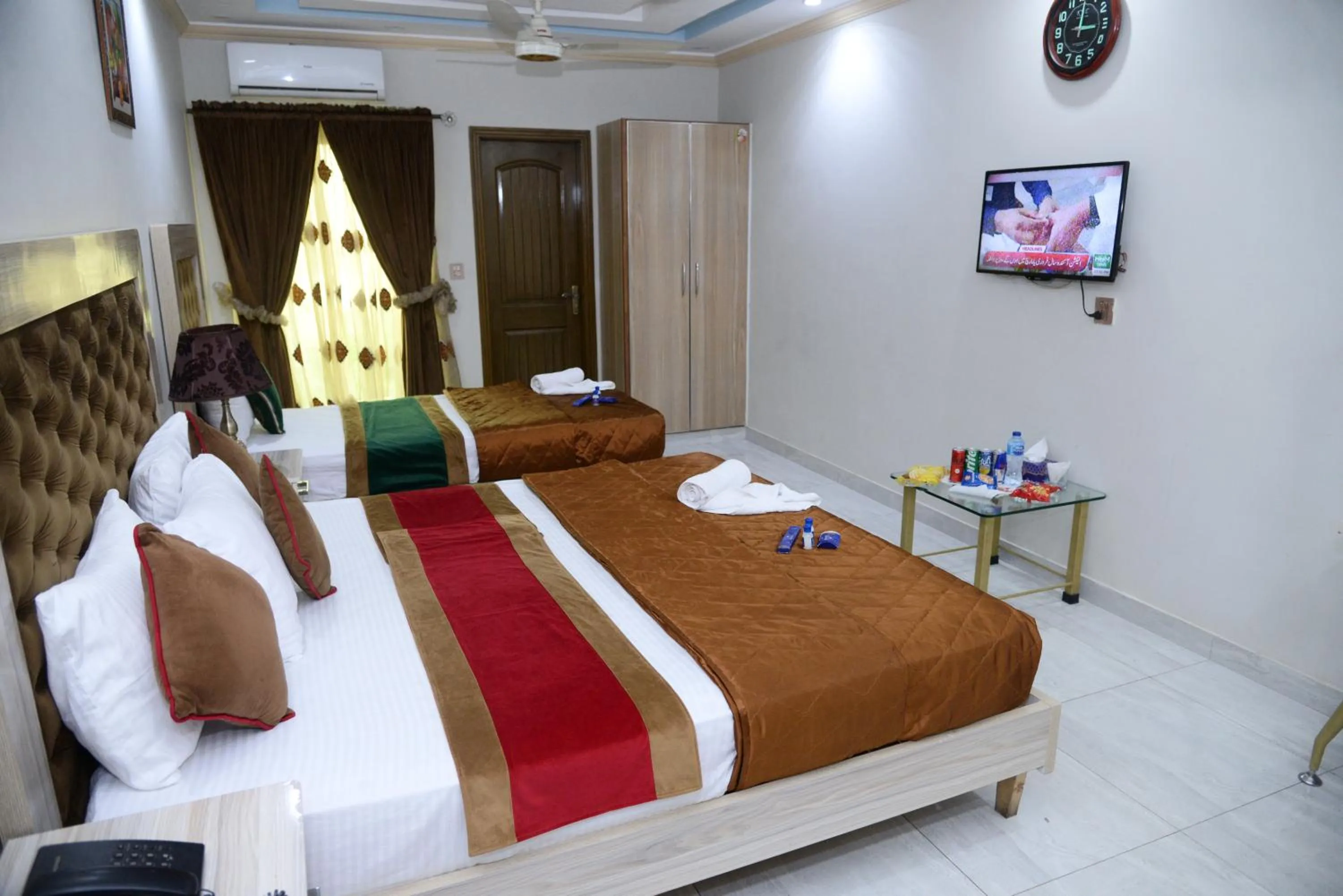 Bed in Hotel Deluxe Lahore