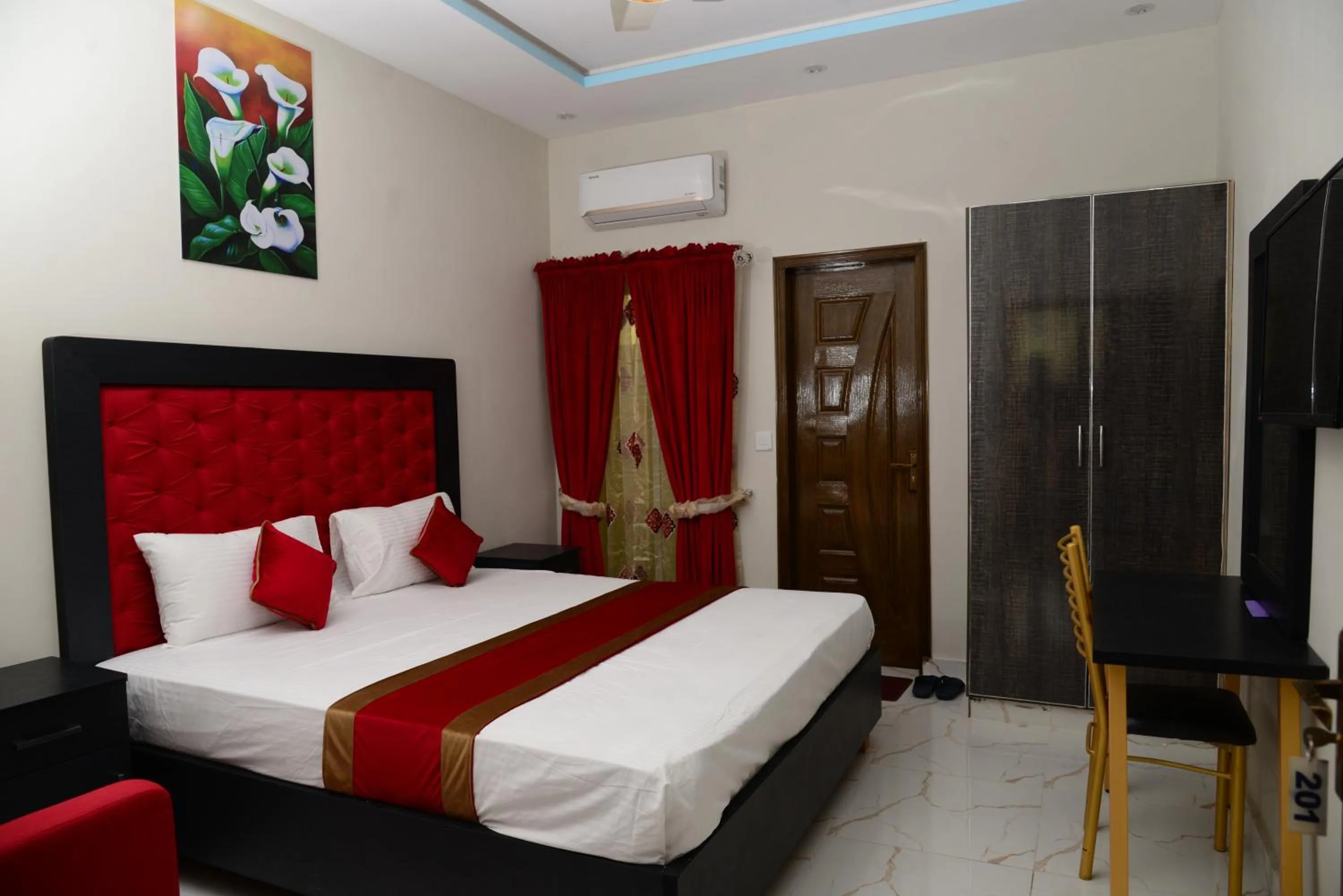 Bed in Hotel Deluxe Lahore