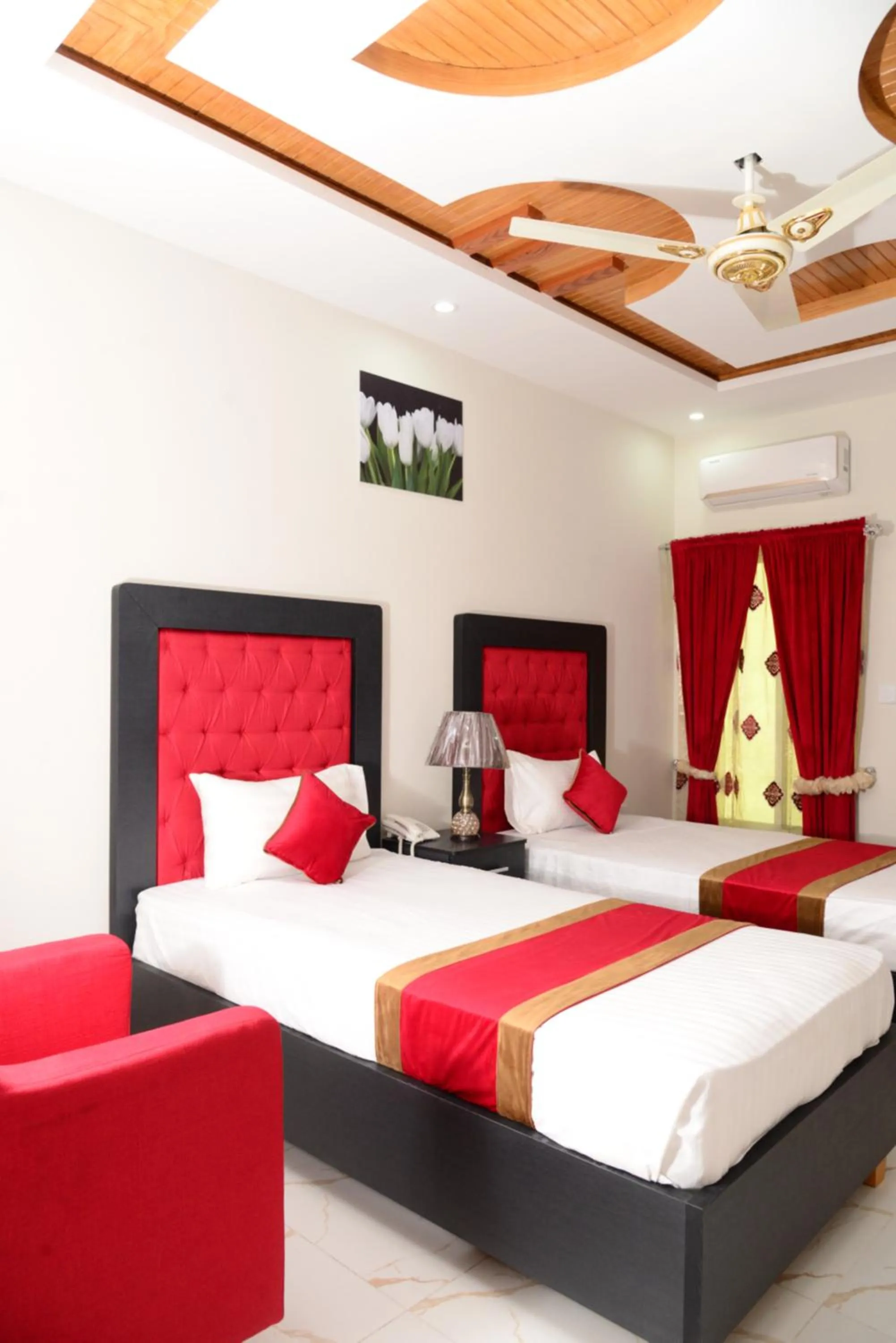 Bed in Hotel Deluxe Lahore