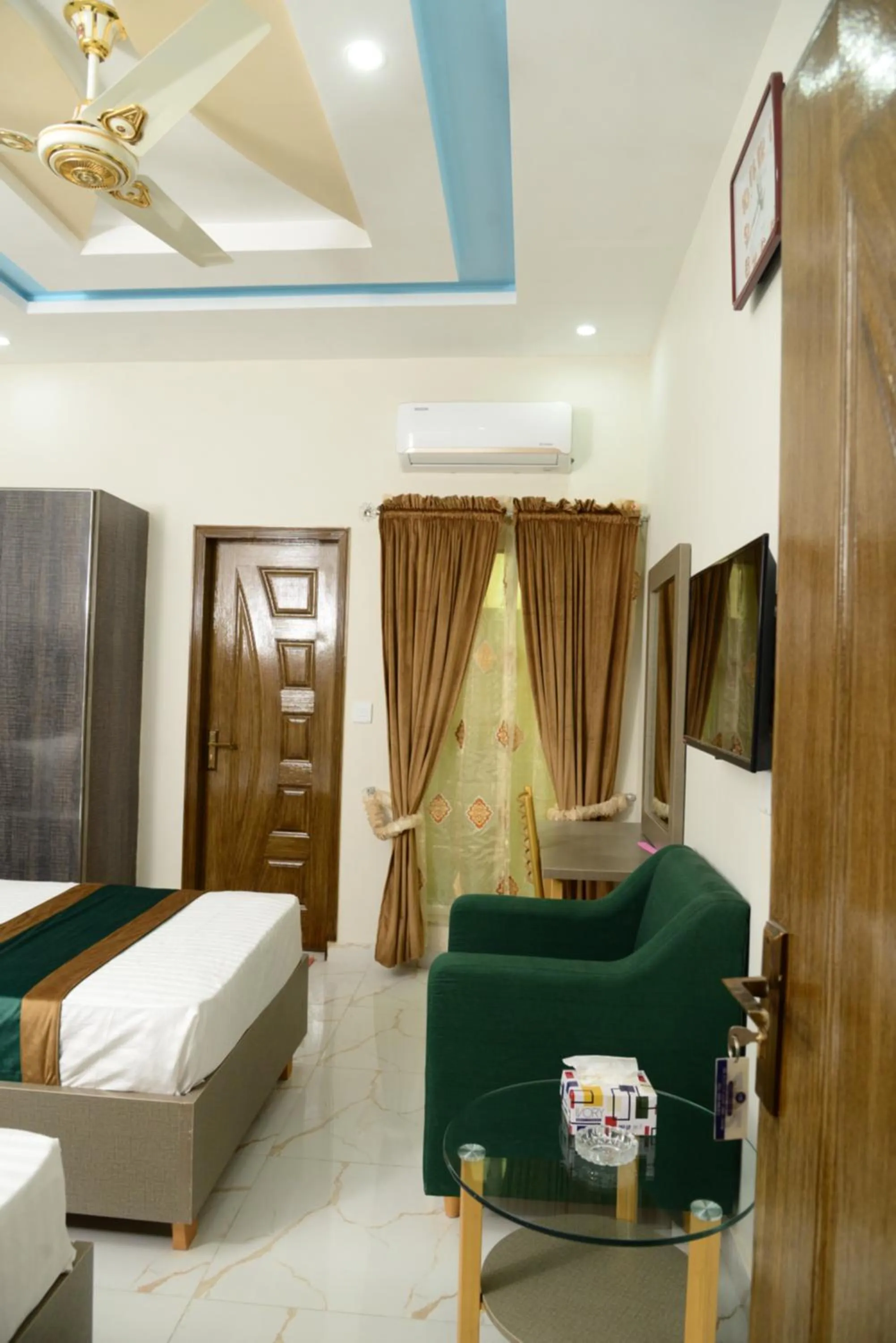 Bed in Hotel Deluxe Lahore