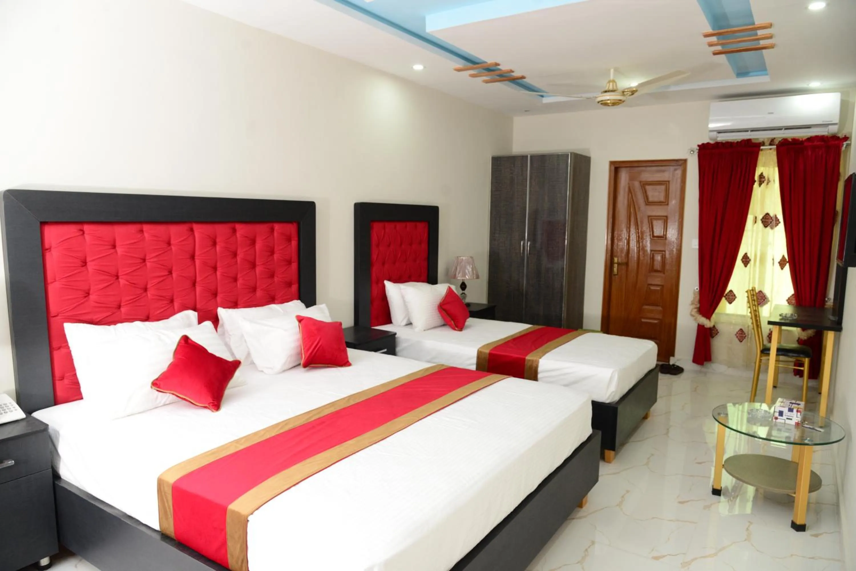 Bed in Hotel Deluxe Lahore