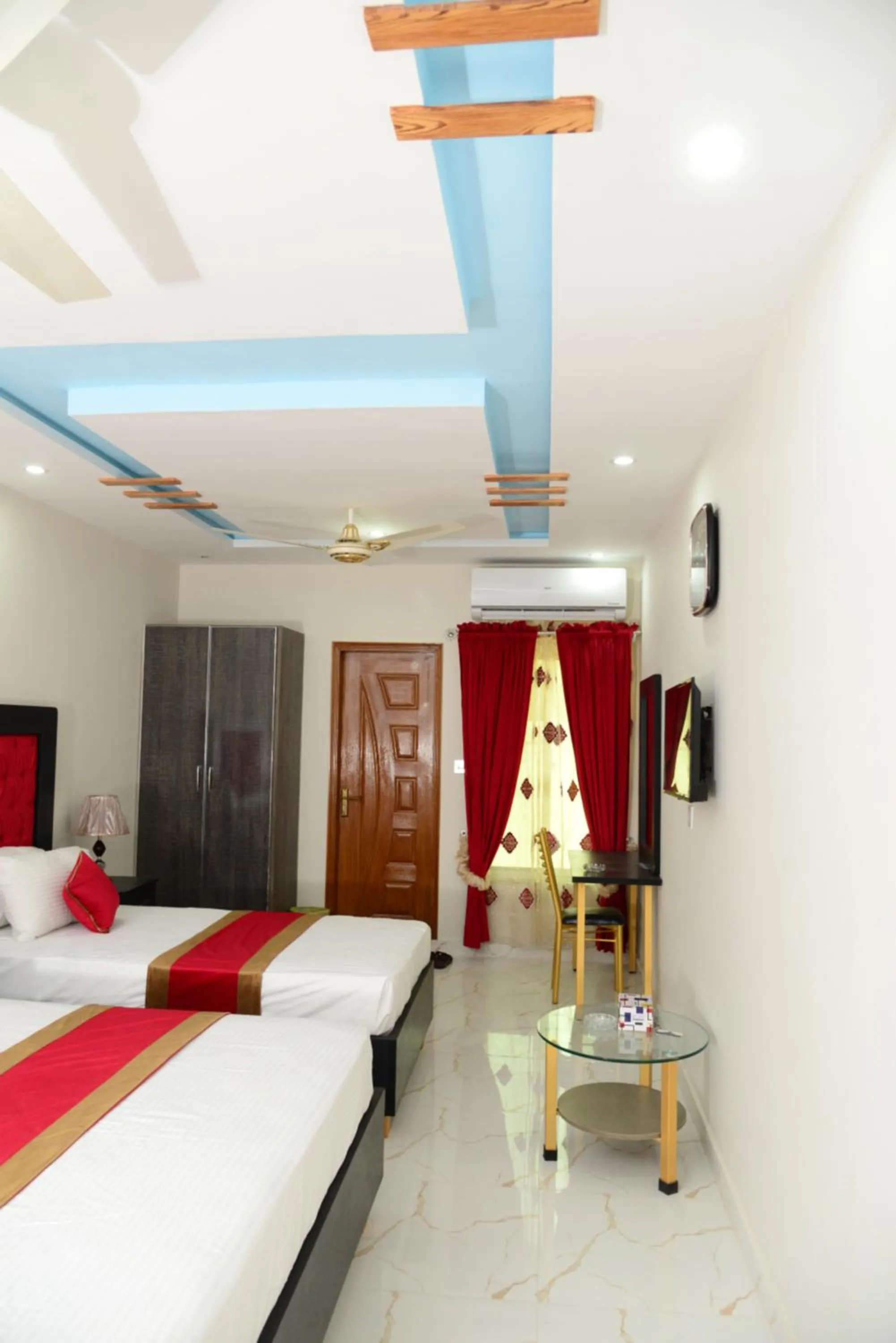 Bed in Hotel Deluxe Lahore