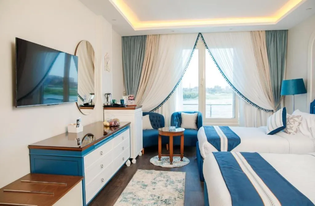 Photo of the whole room, Bed in Nile Transport Hotel