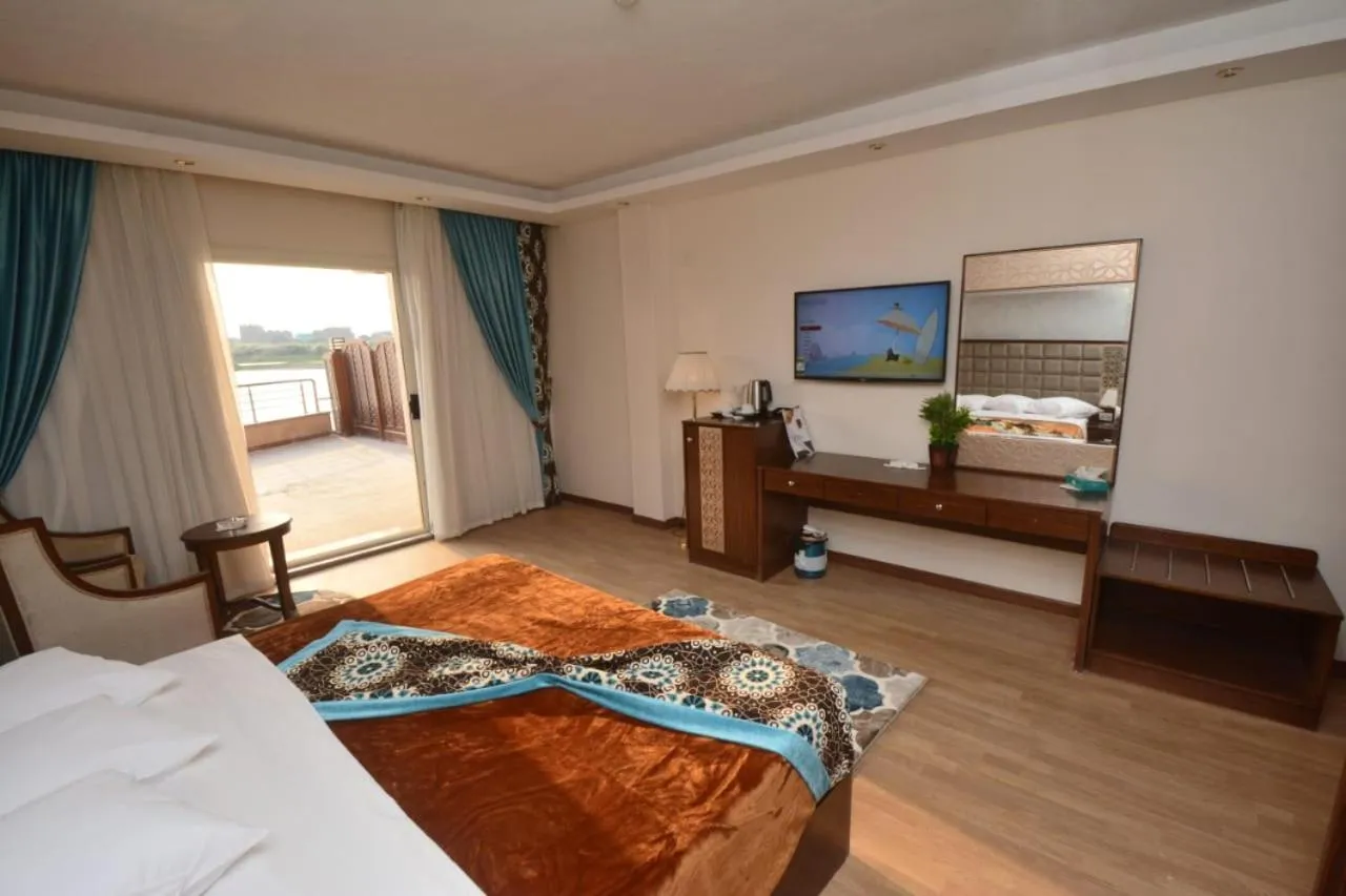 Photo of the whole room, Bed in Nile Transport Hotel