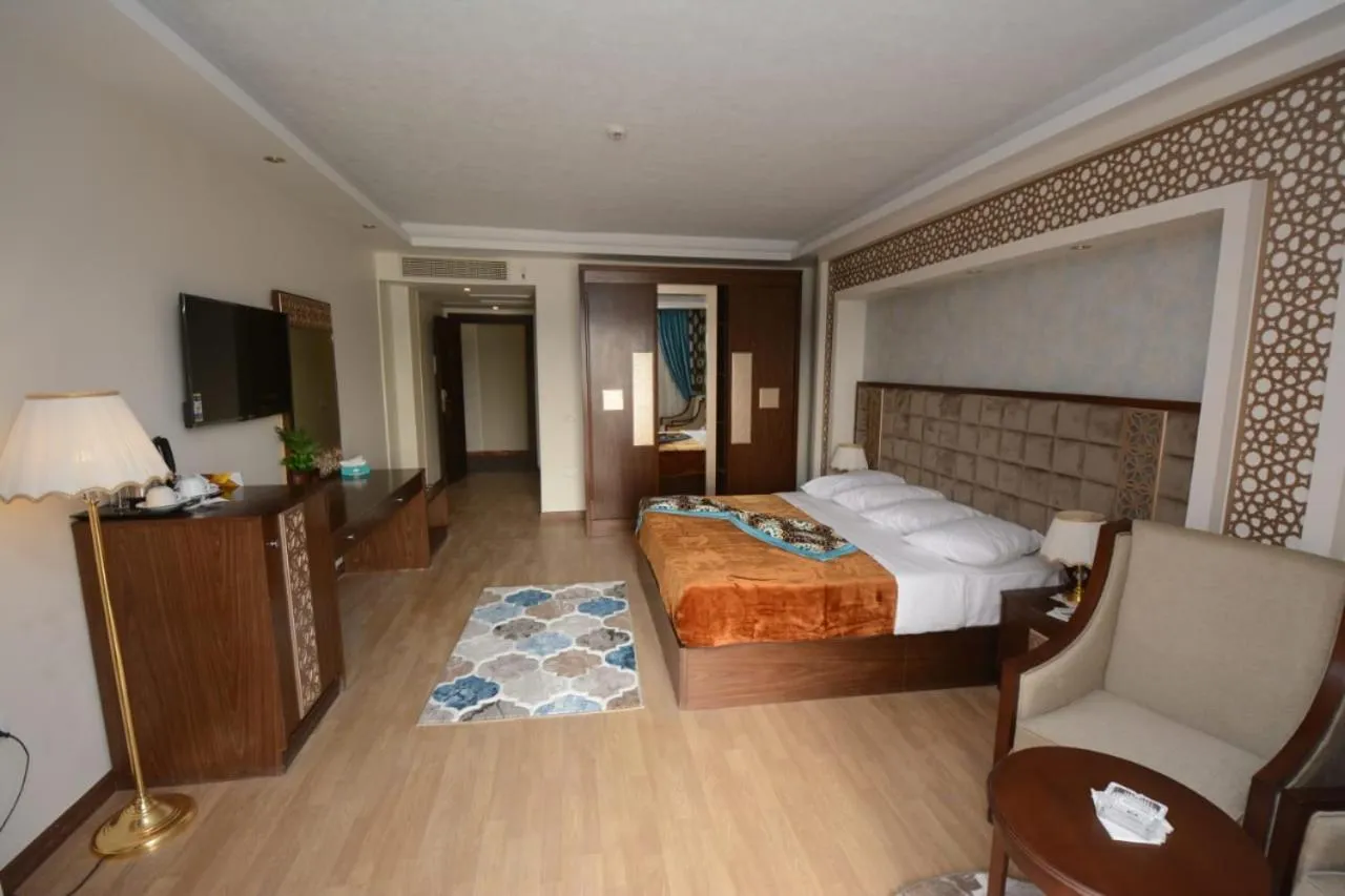 Photo of the whole room, Bed in Nile Transport Hotel