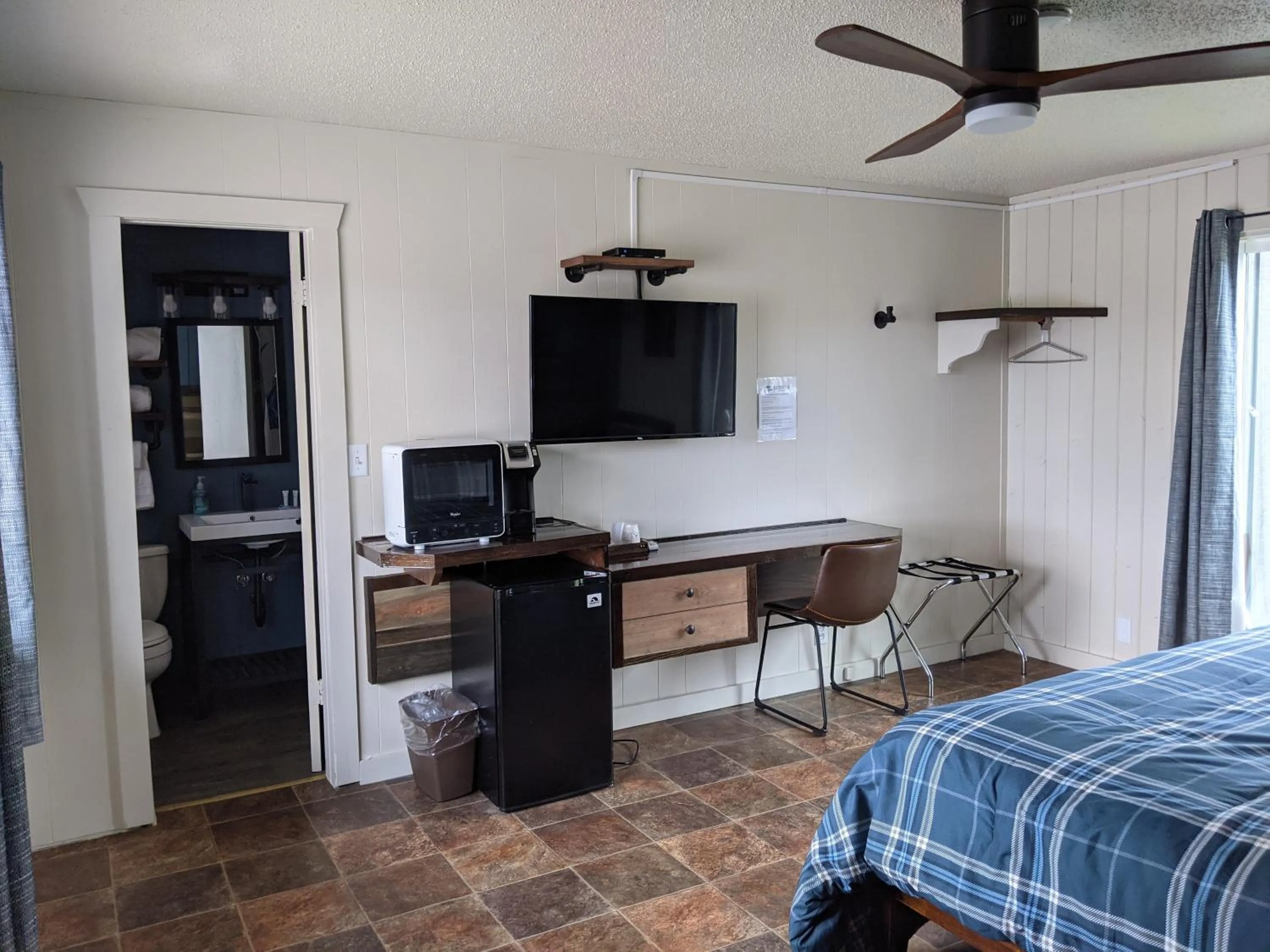 Bed in Slackwater Inn