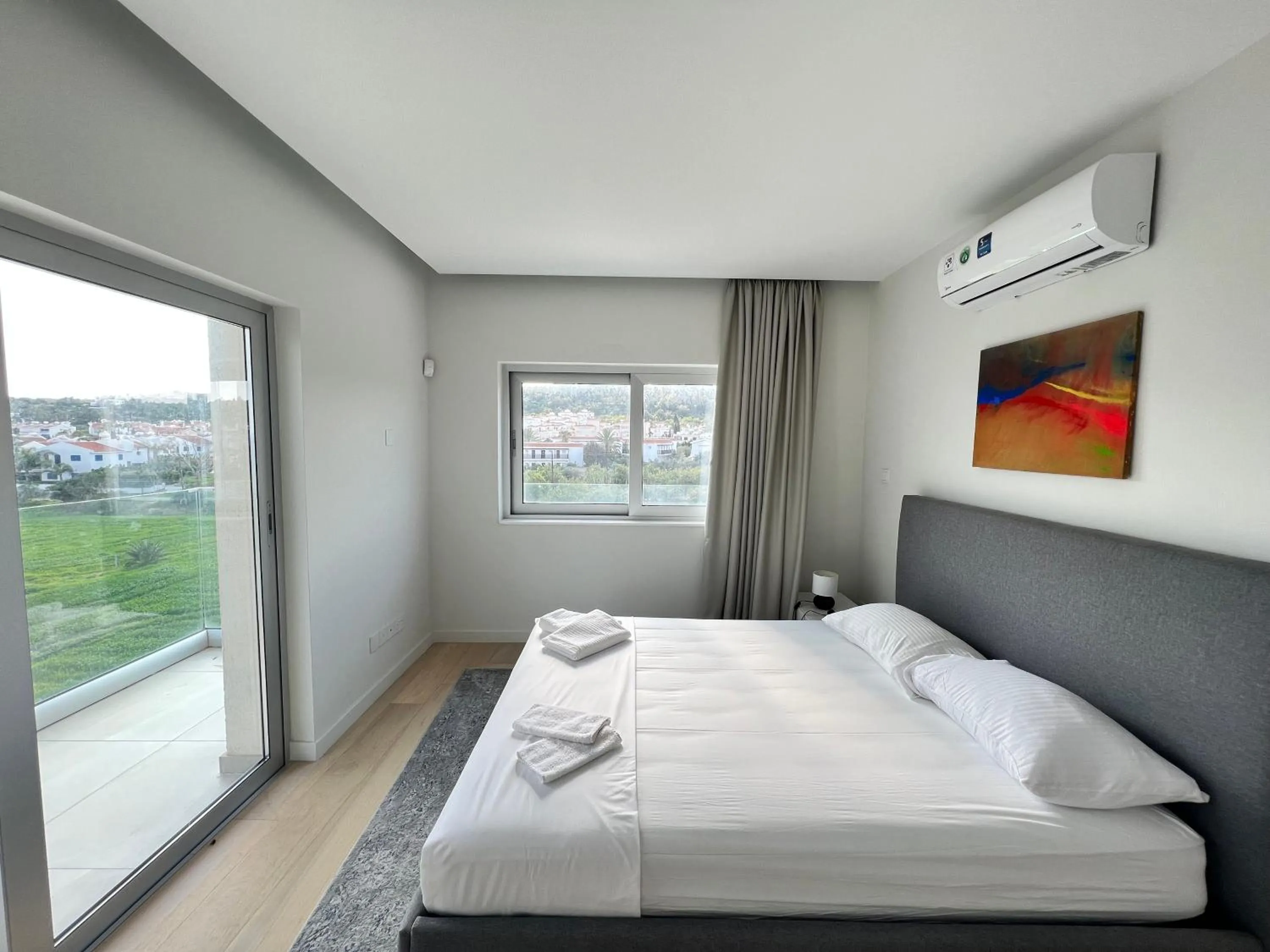 Bedroom, Bed in Emerald Suites