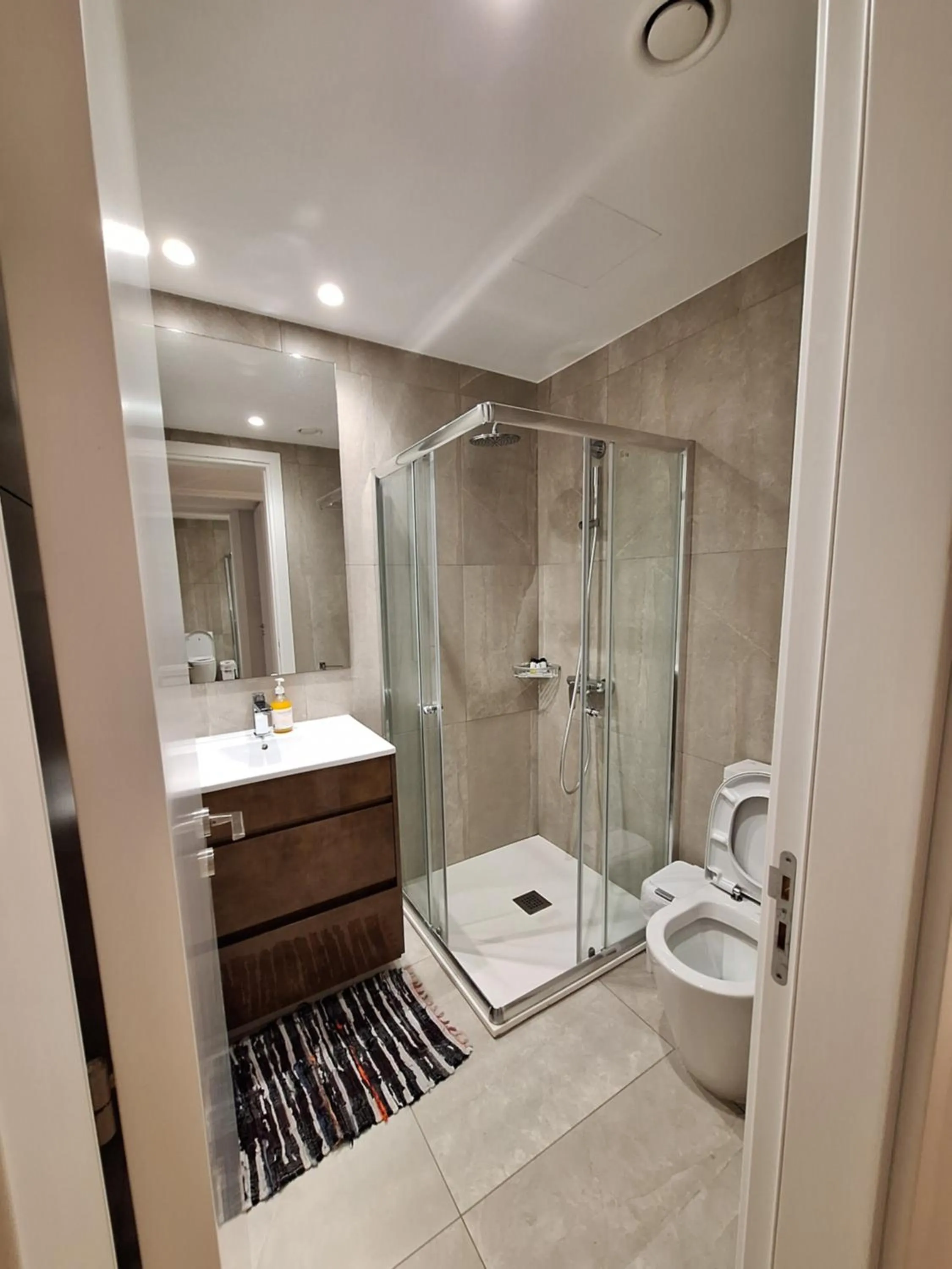 Shower in Emerald Suites