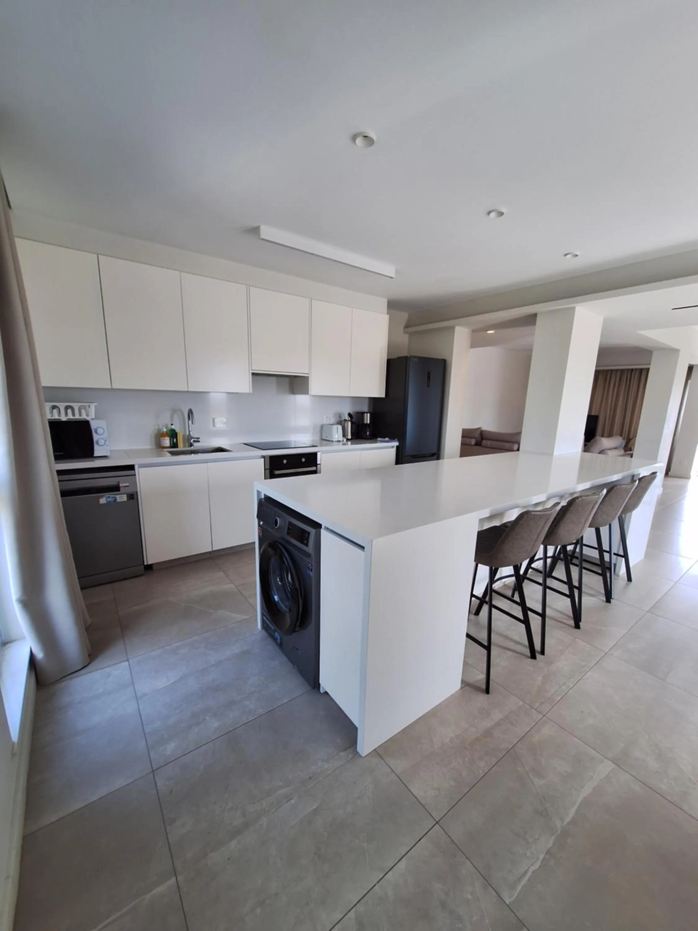 Kitchen or kitchenette in Emerald Suites