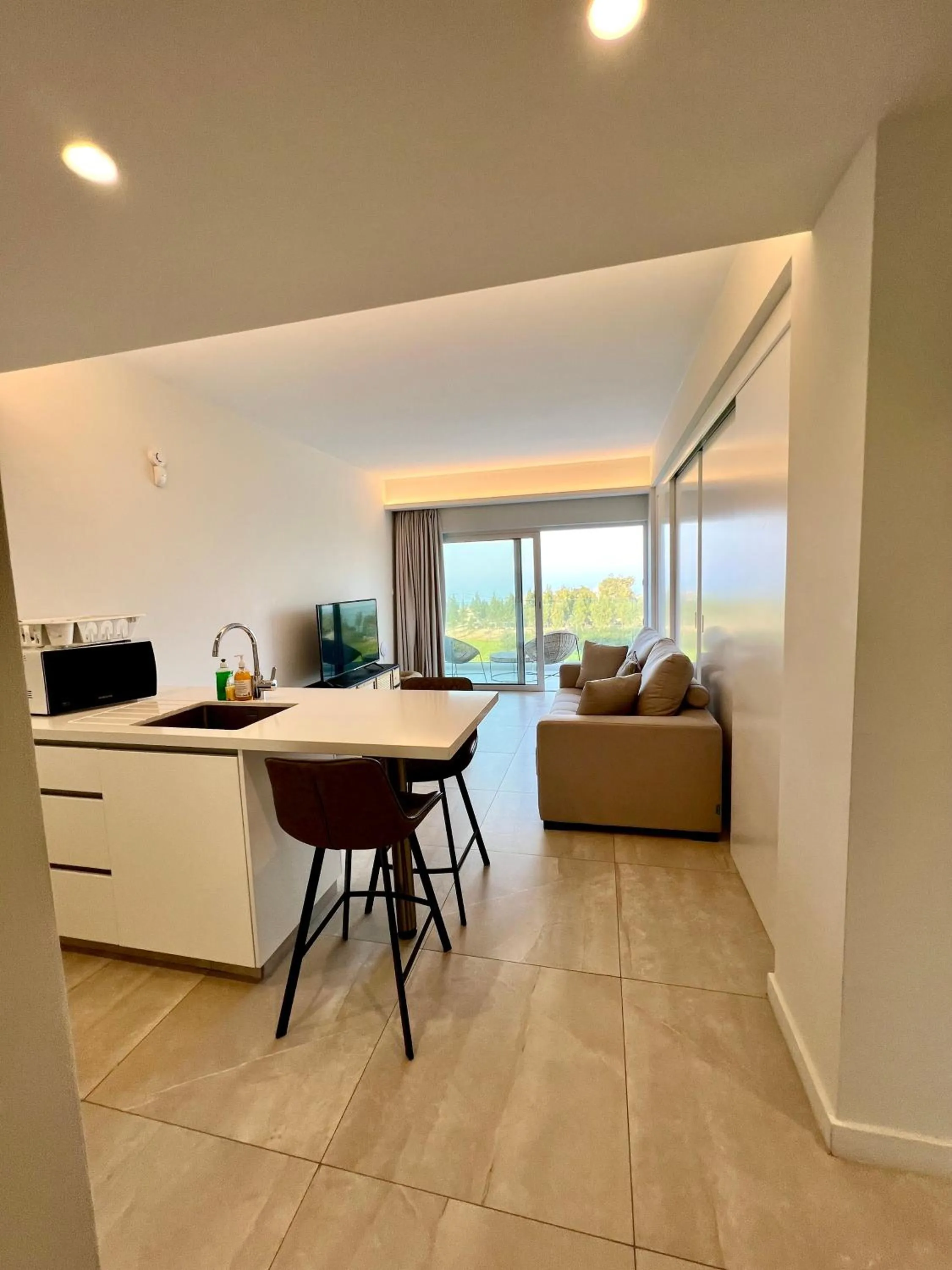 Kitchen or kitchenette in Emerald Suites