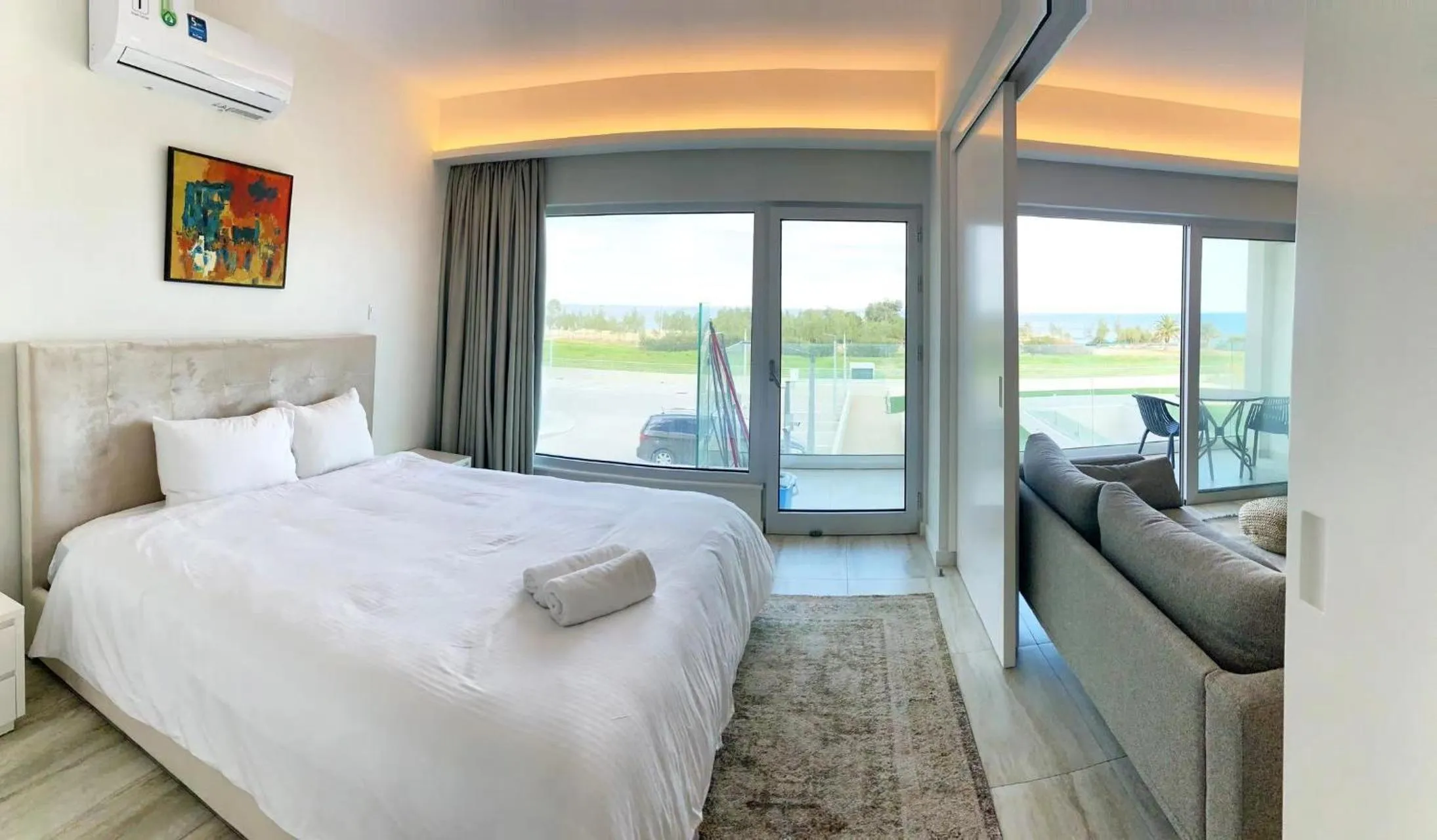 Photo of the whole room, Bed in Emerald Suites