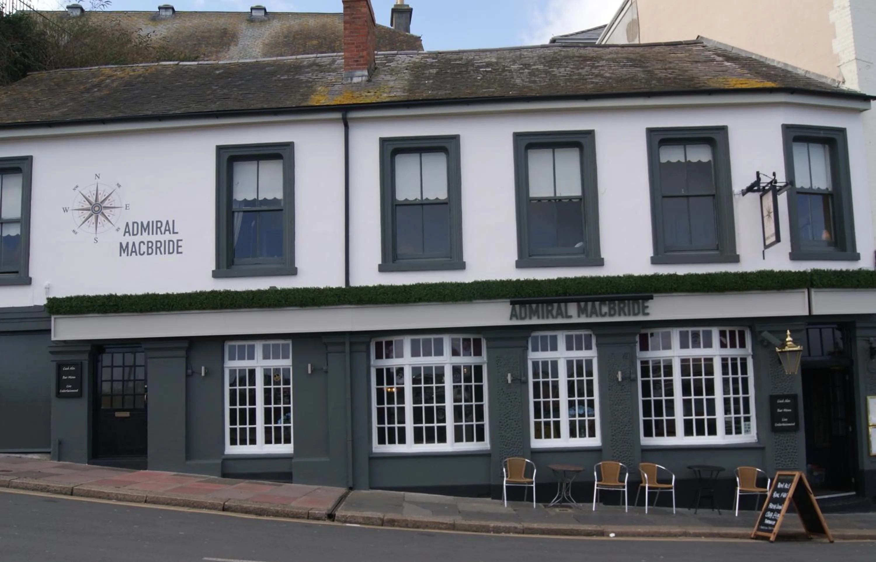 Facade/entrance in Admiral MacBride