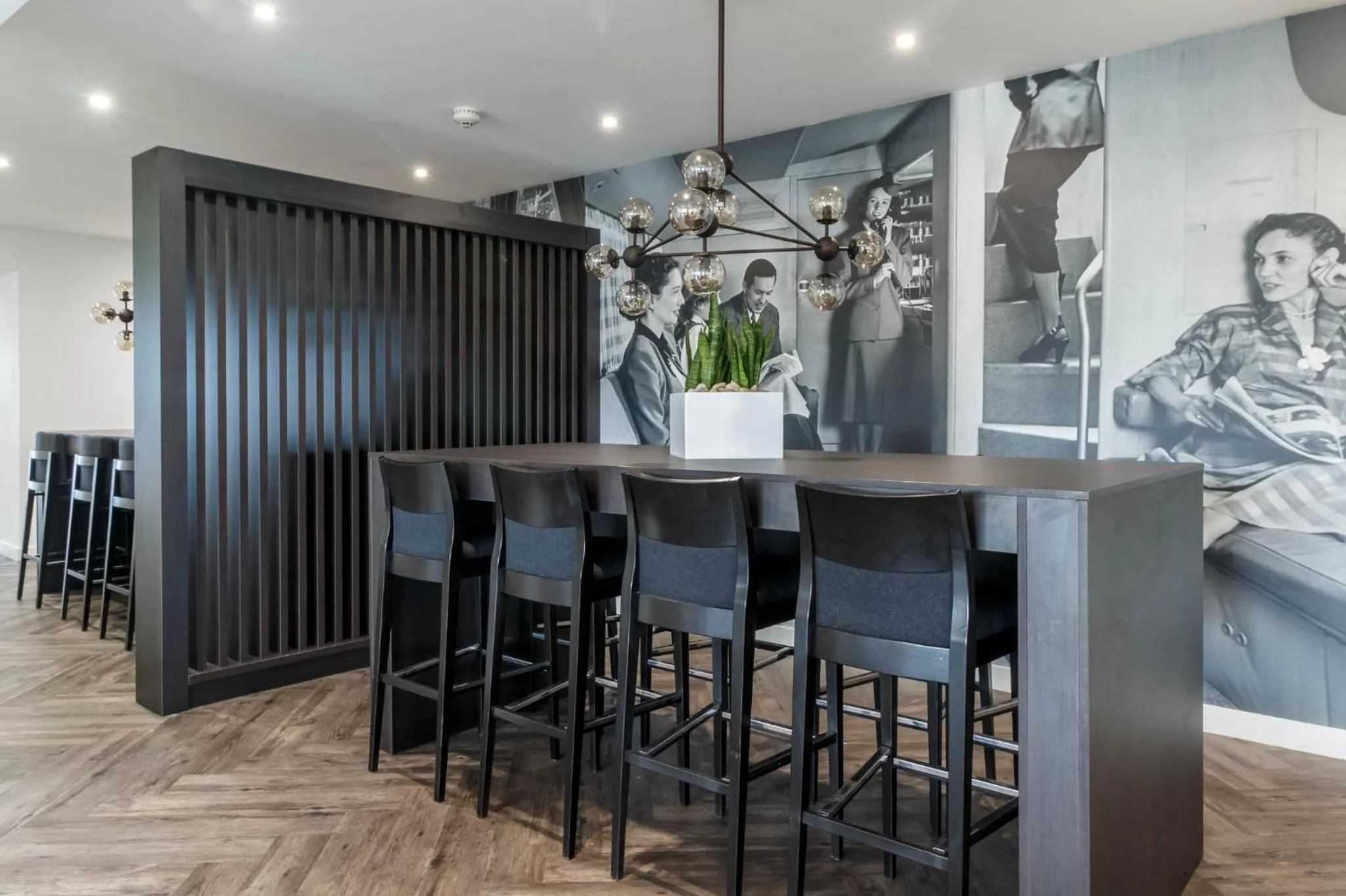 Lounge or bar in Garner Hotel Preston Samlesbury by IHG