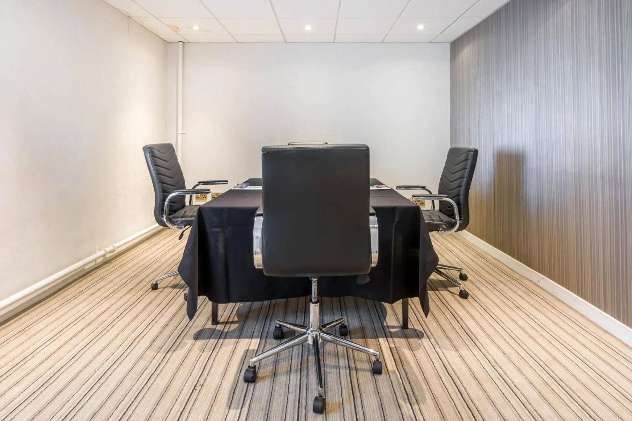 Meeting/conference room in Garner Hotel Preston Samlesbury by IHG