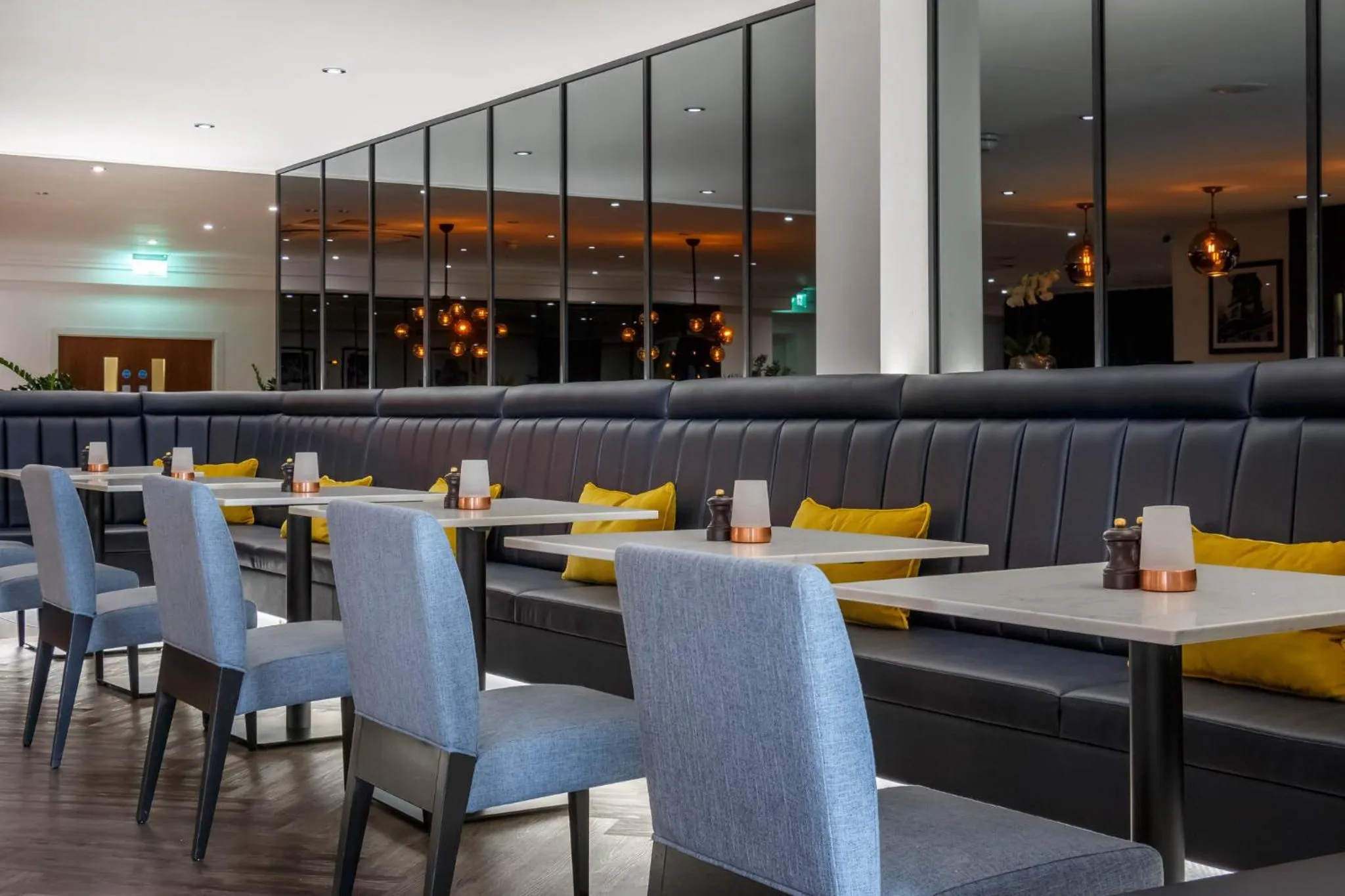 Lounge or bar in Garner Hotel Preston Samlesbury by IHG
