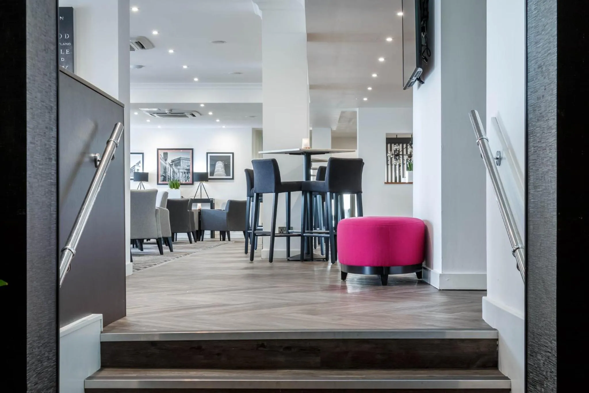 Lounge or bar in Garner Hotel Preston Samlesbury by IHG