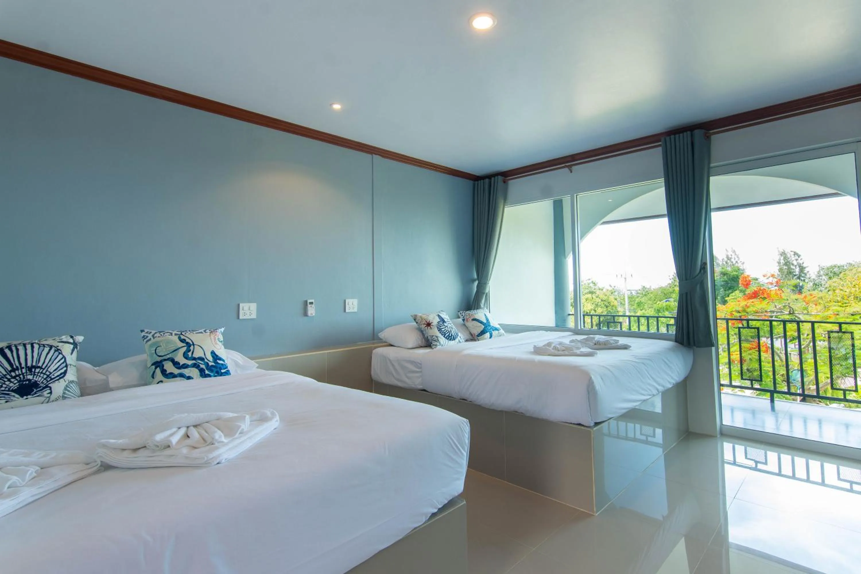 Photo of the whole room, Bed in Seattle Samaesarn Resort