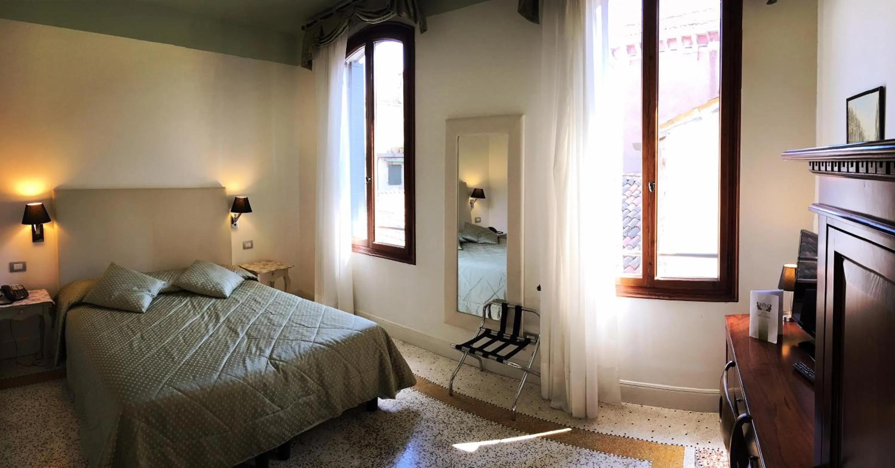 Photo of the whole room, Bed in Hotel Sant'Antonin
