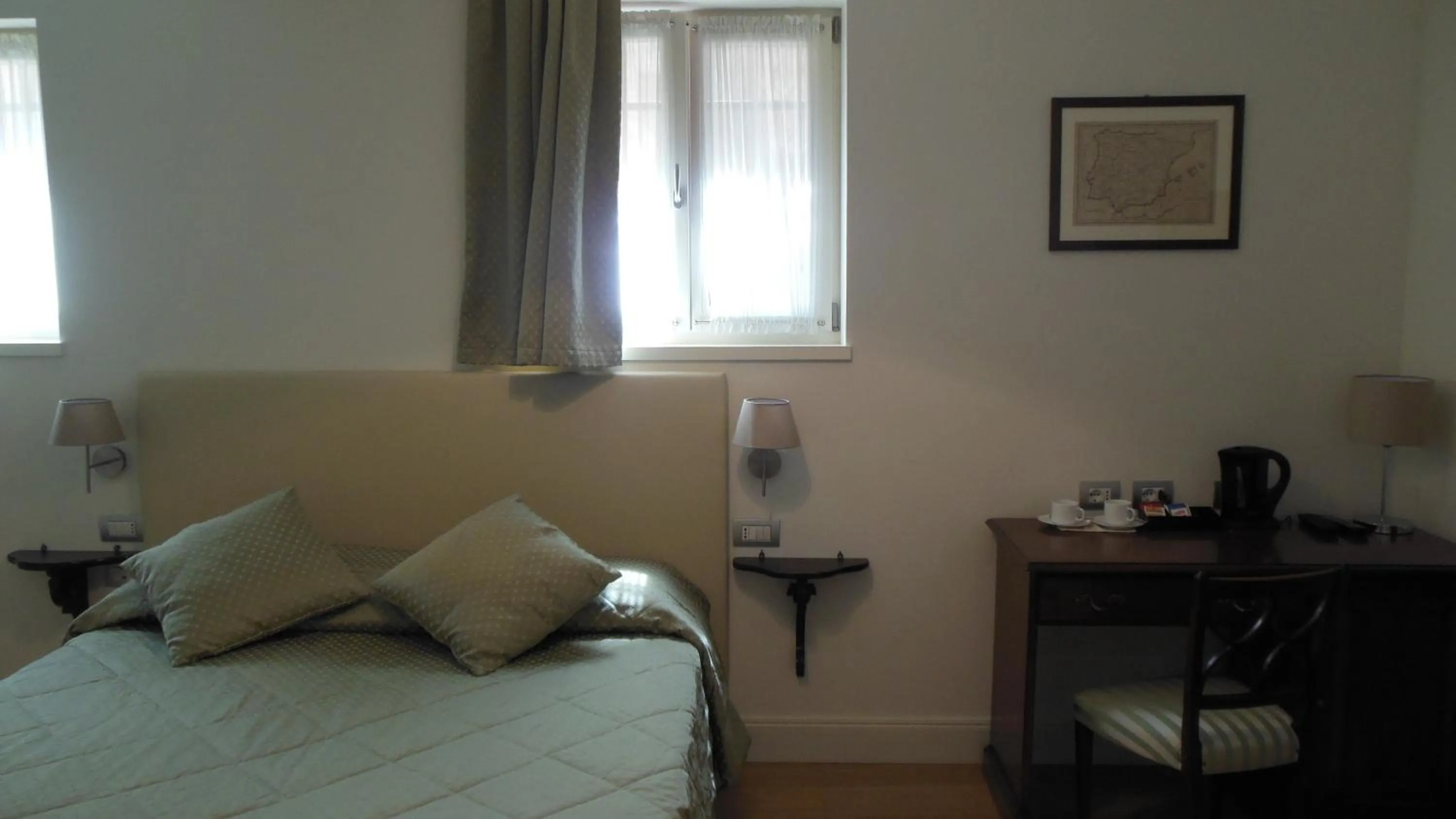 Coffee/tea facilities, Bed in Hotel Sant'Antonin