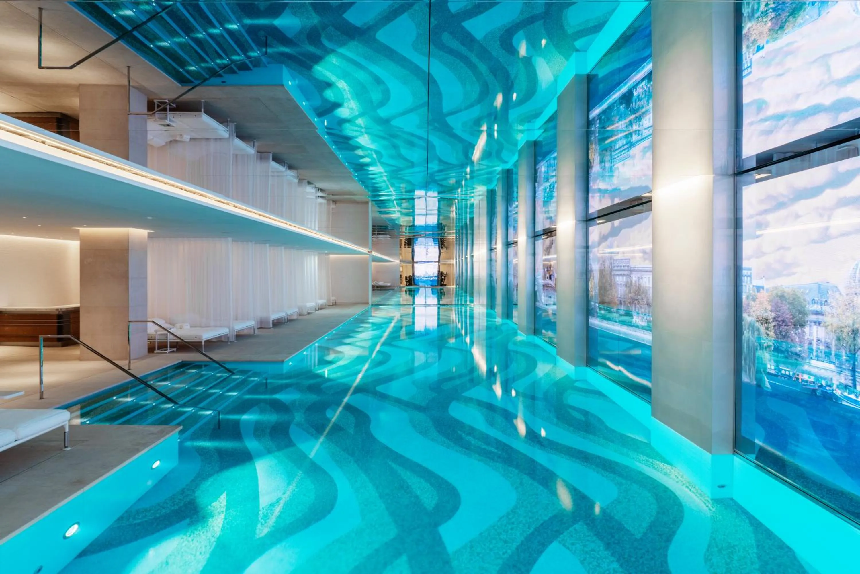 Swimming pool in Cheval Blanc Paris & Dior Spa Cheval Blanc Paris