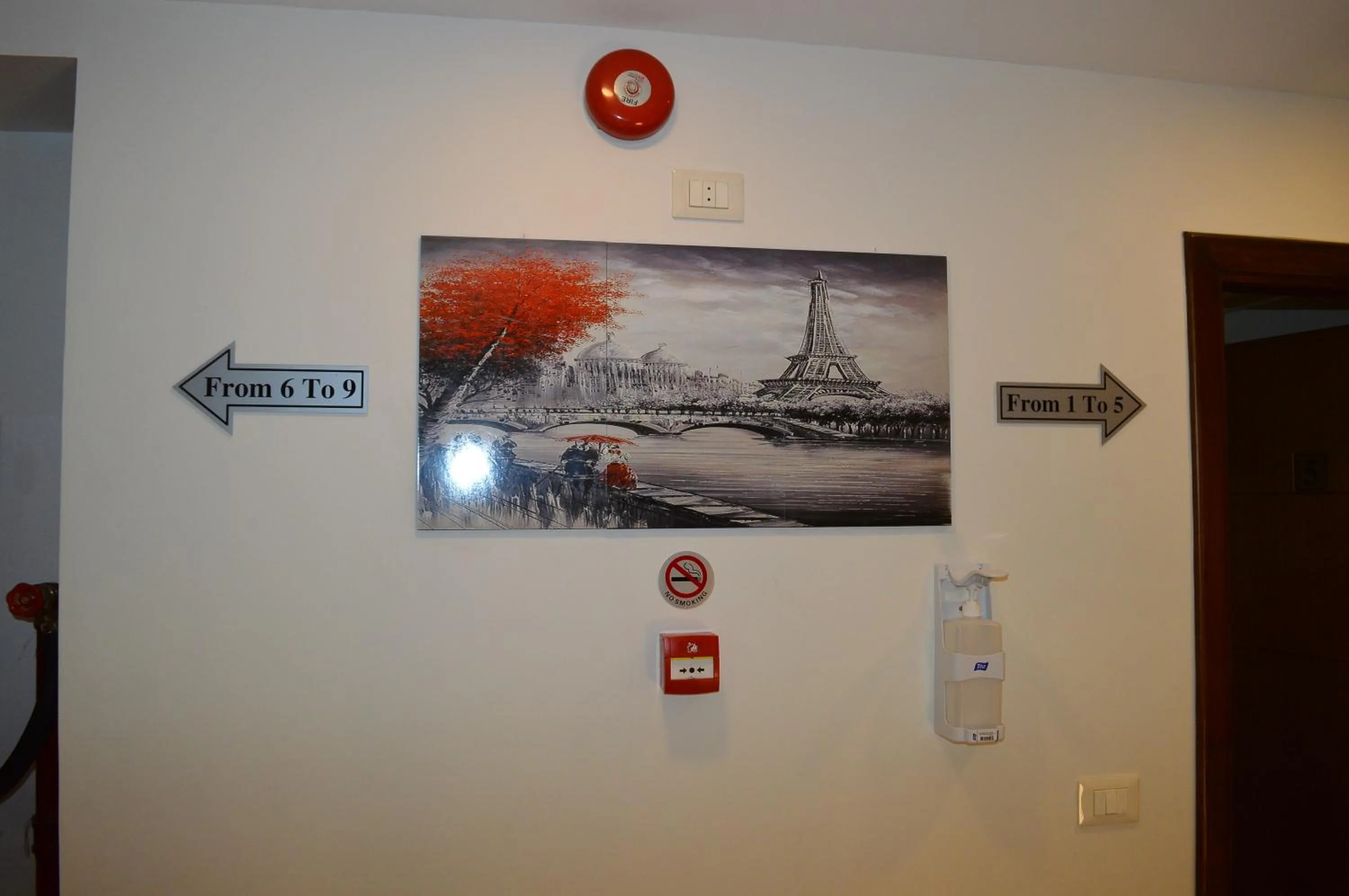 Communal lounge/ TV room in Royal Inn Residence