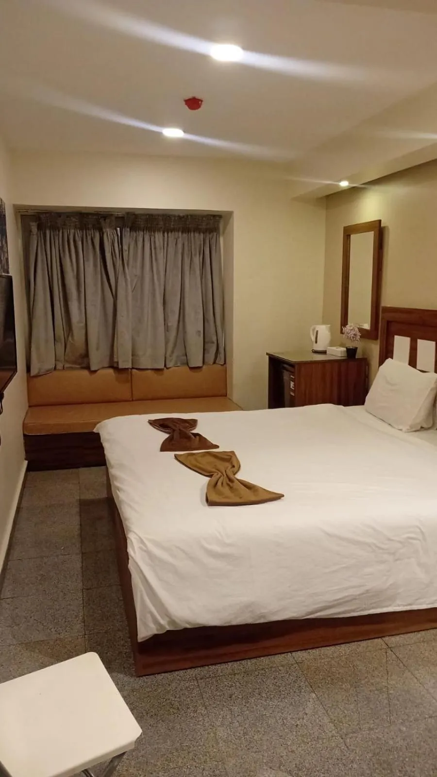 Photo of the whole room, Bed in Royal Inn Residence