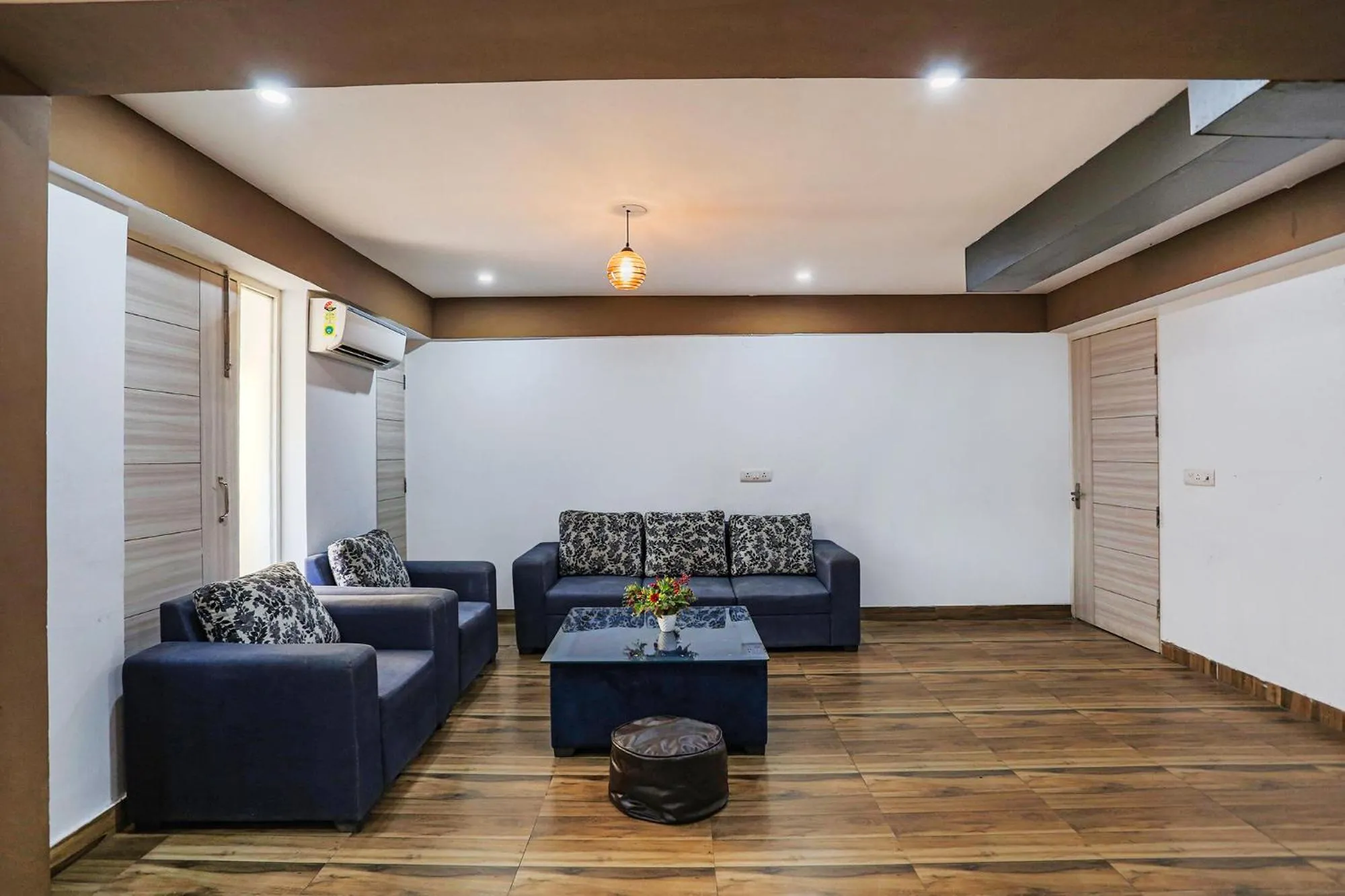 Seating area in FabHotel Sky Rise Inn Near Medanta- The Medicity Hospital, Gurugram