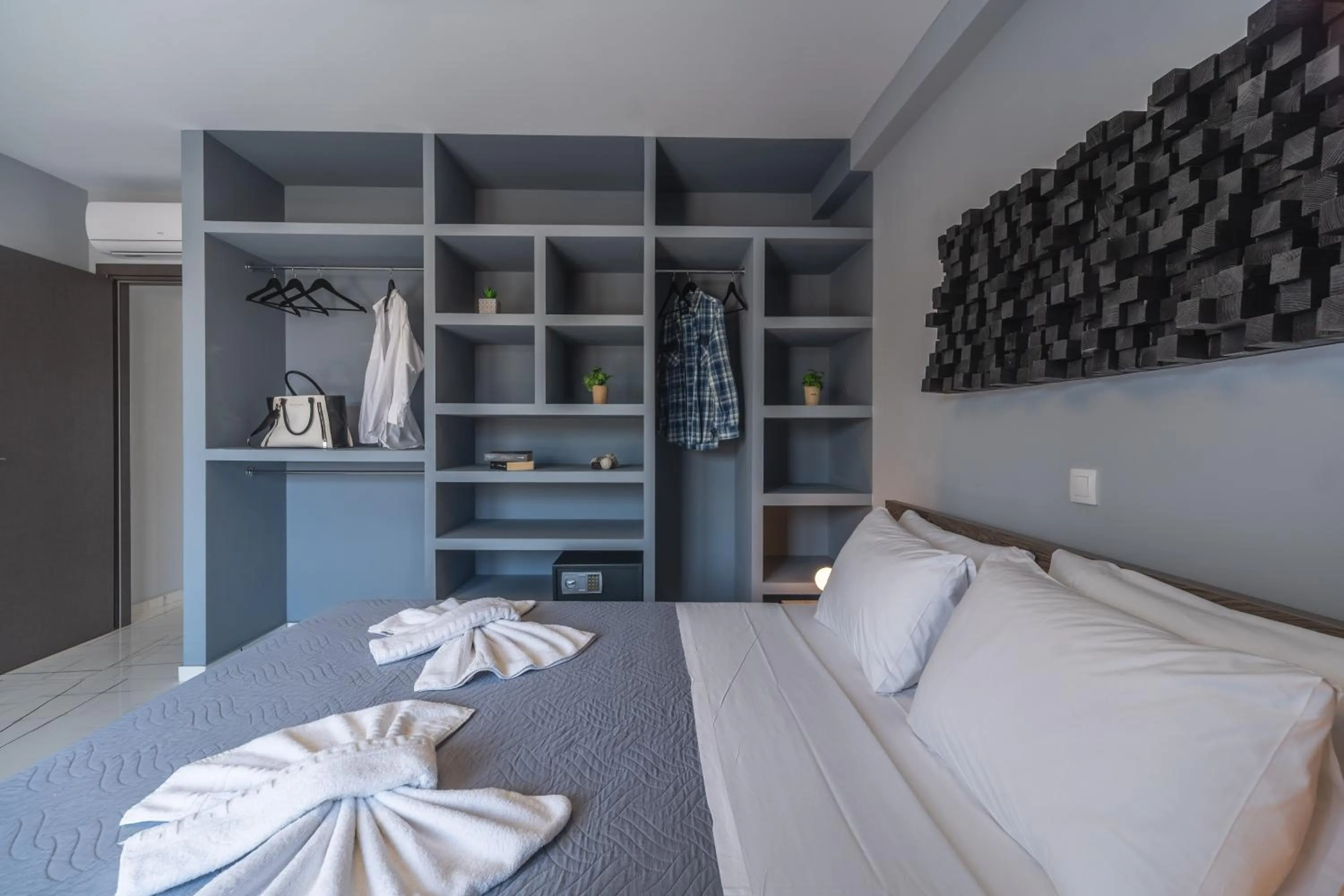 Bed in Semiso Beach Suites