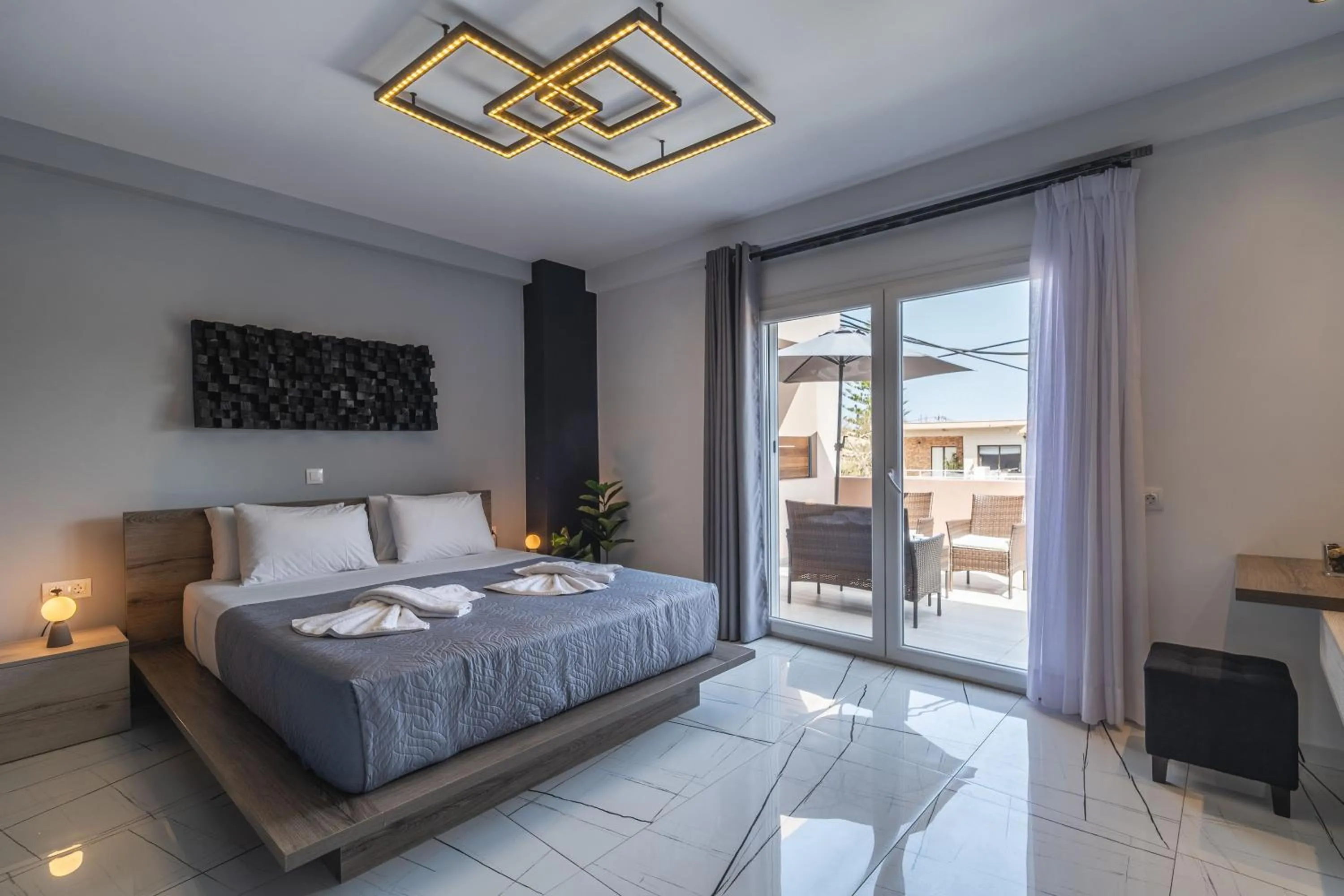 Bed in Semiso Beach Suites