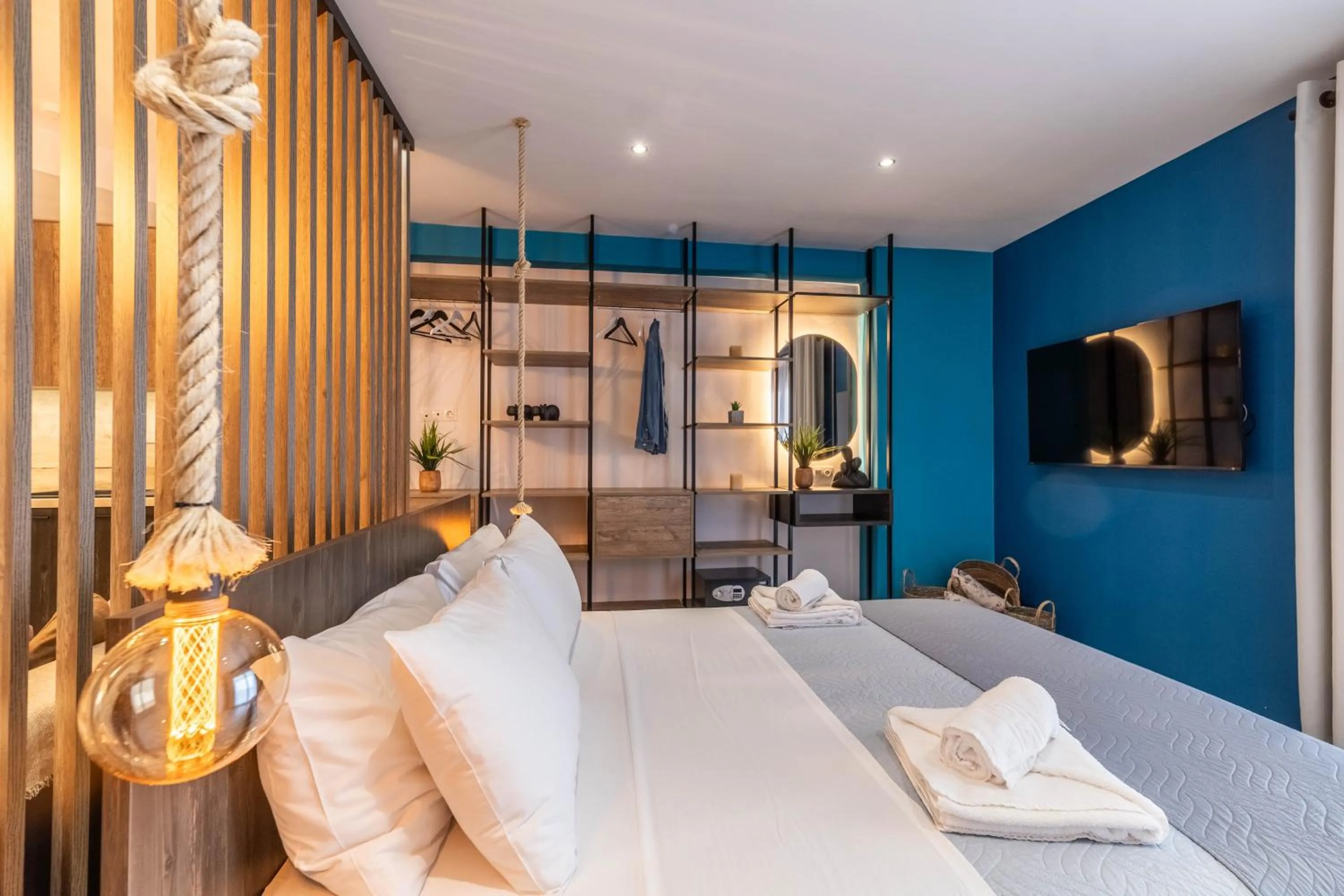 Bed in Semiso Beach Suites