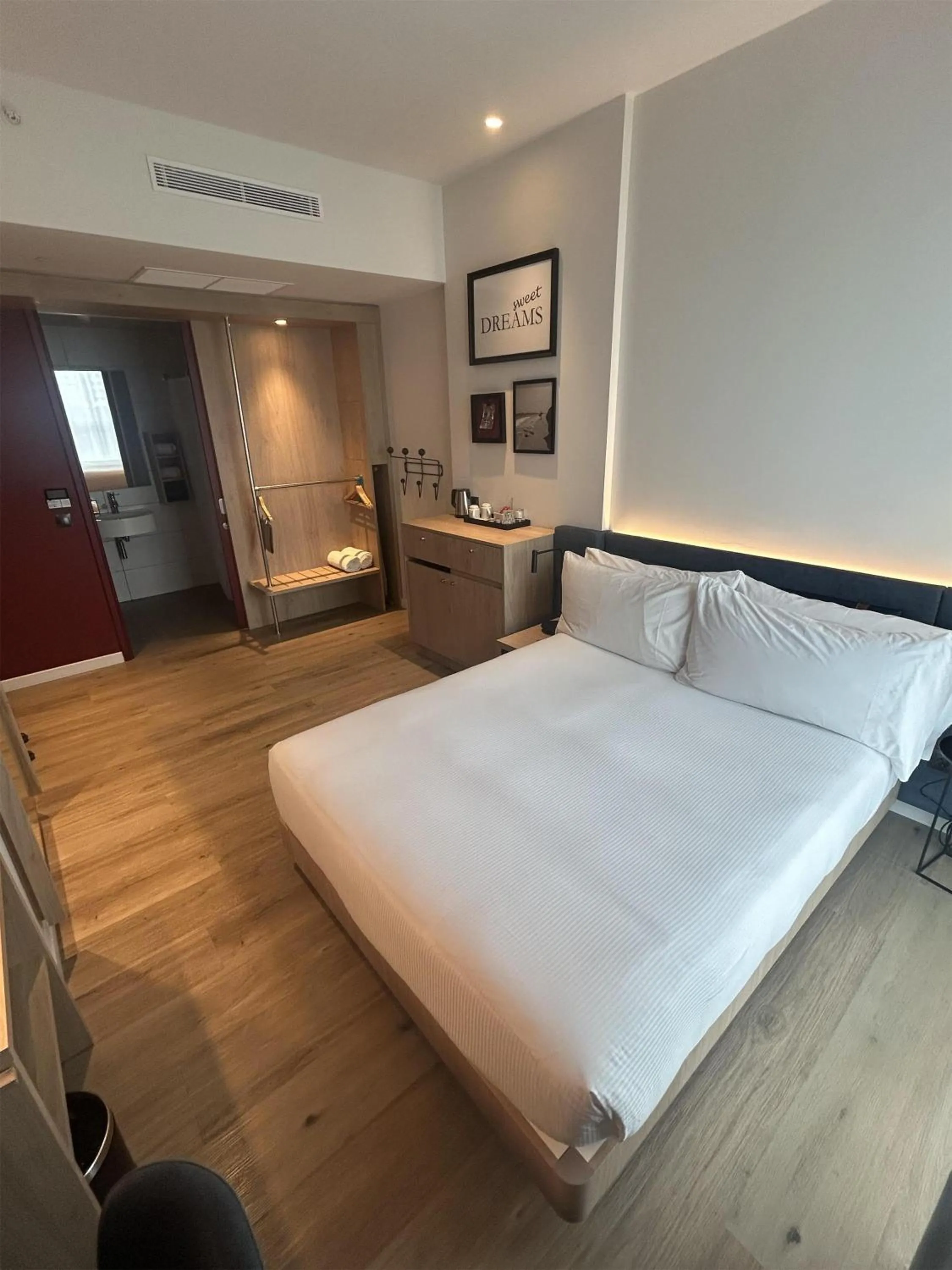 Bed in Hampton By Hilton Barcelona Fira Gran Via