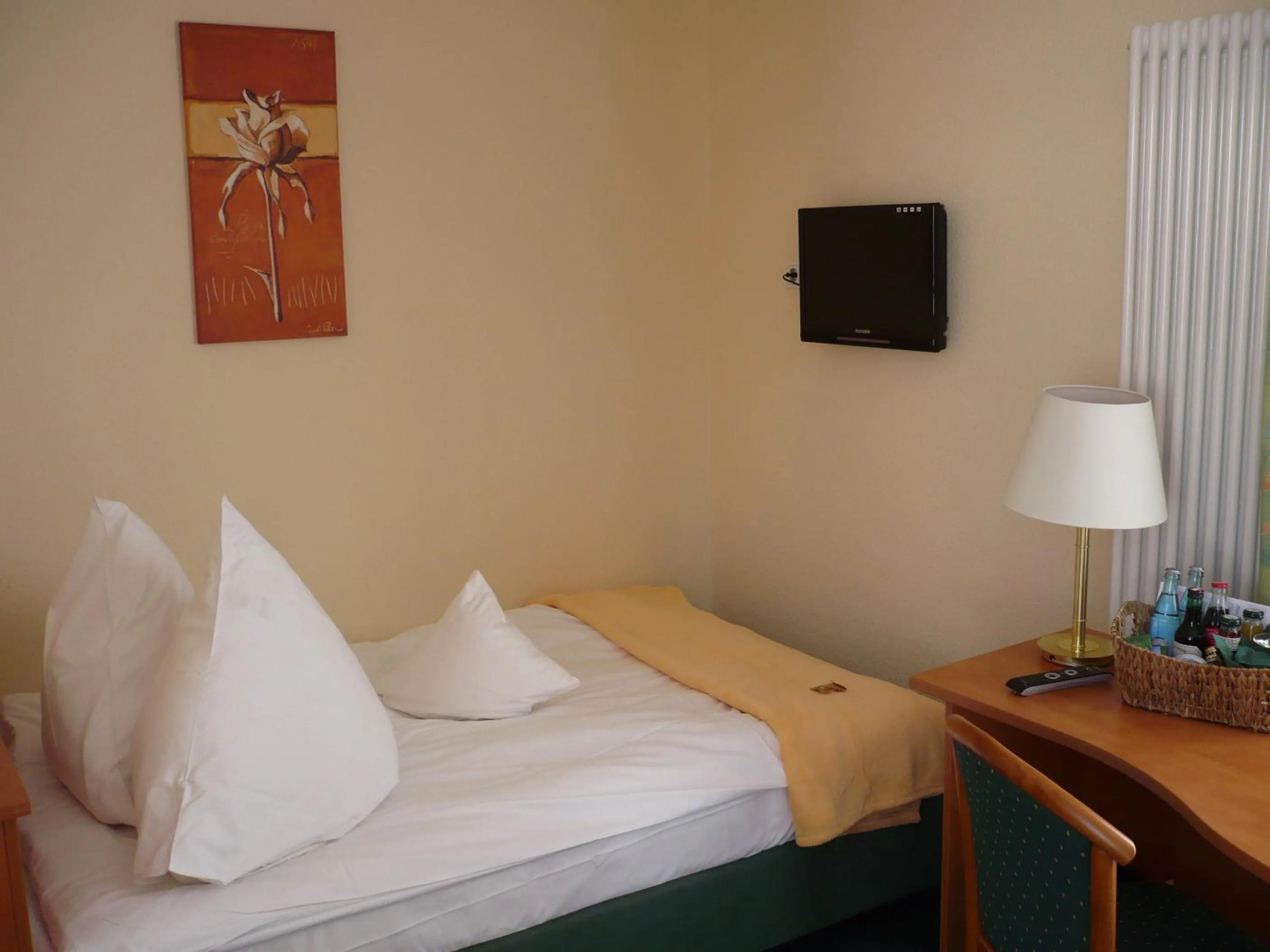 Bed, TV/Entertainment Center in Frick's Hotel