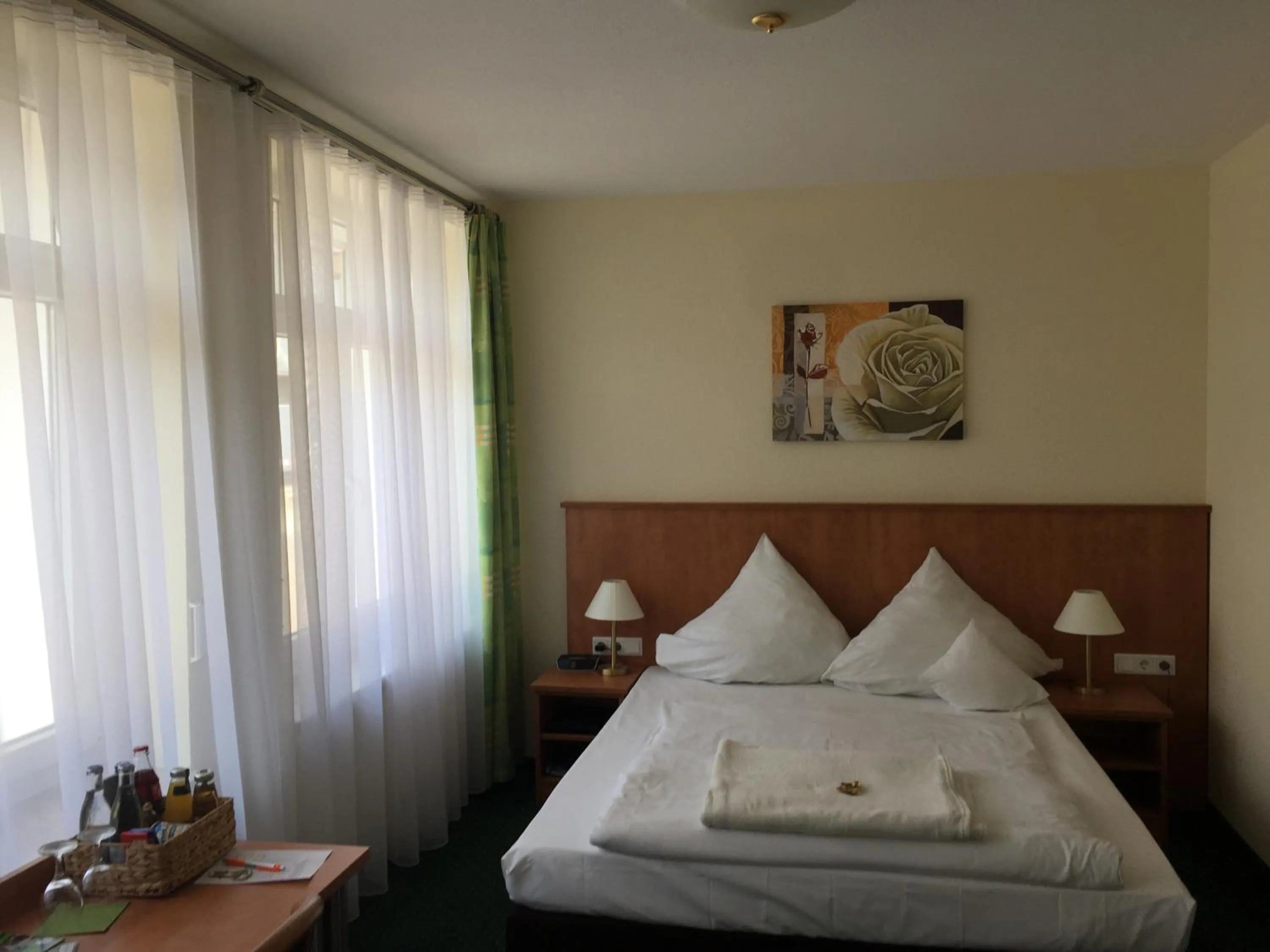 Photo of the whole room in Frick's Hotel