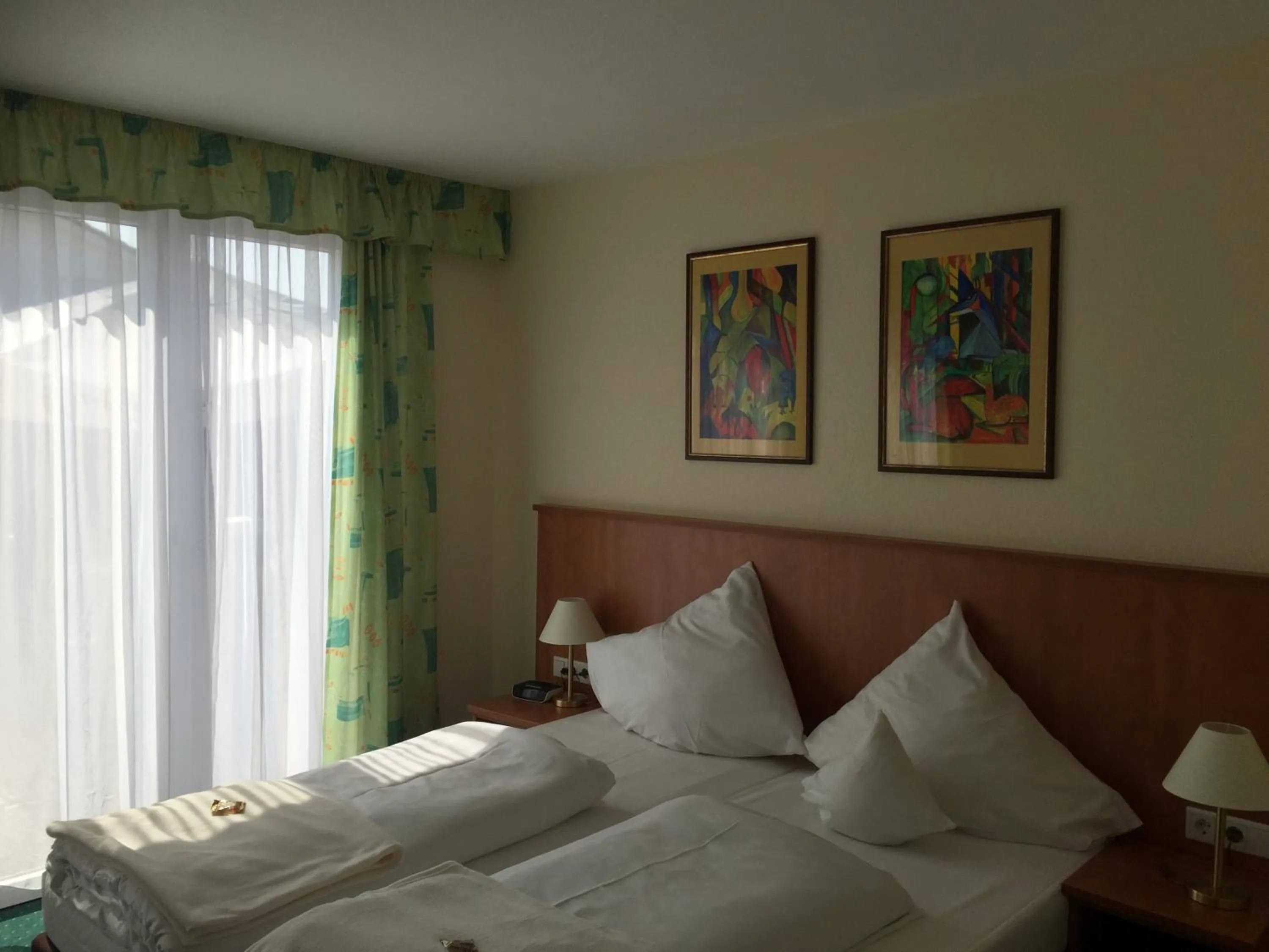 Photo of the whole room in Frick's Hotel