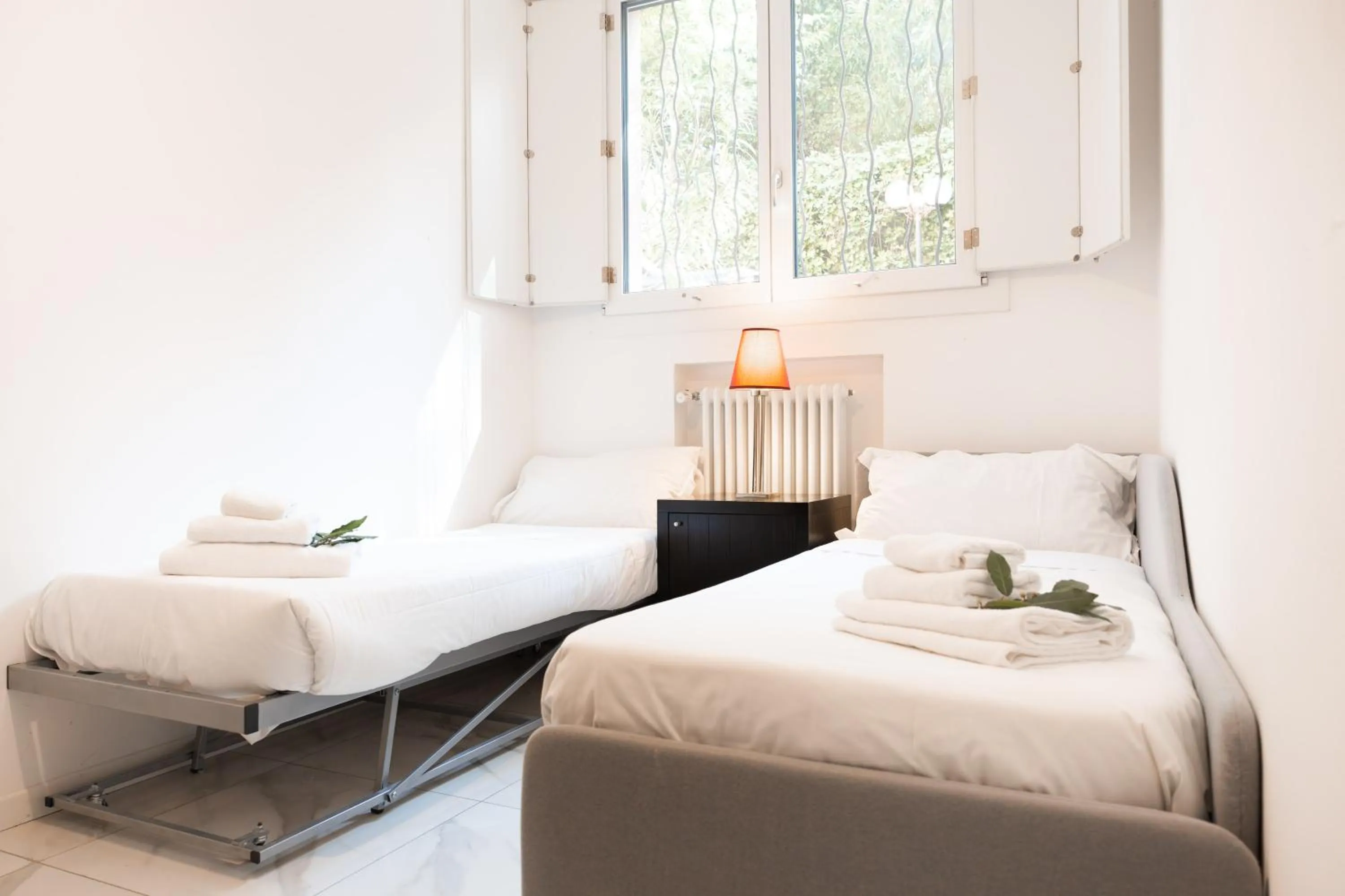 Photo of the whole room, Bed in Grand Central Room