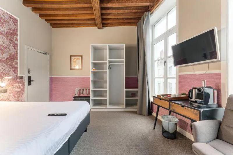 Photo of the whole room, Bed in Hotel karel de stoute