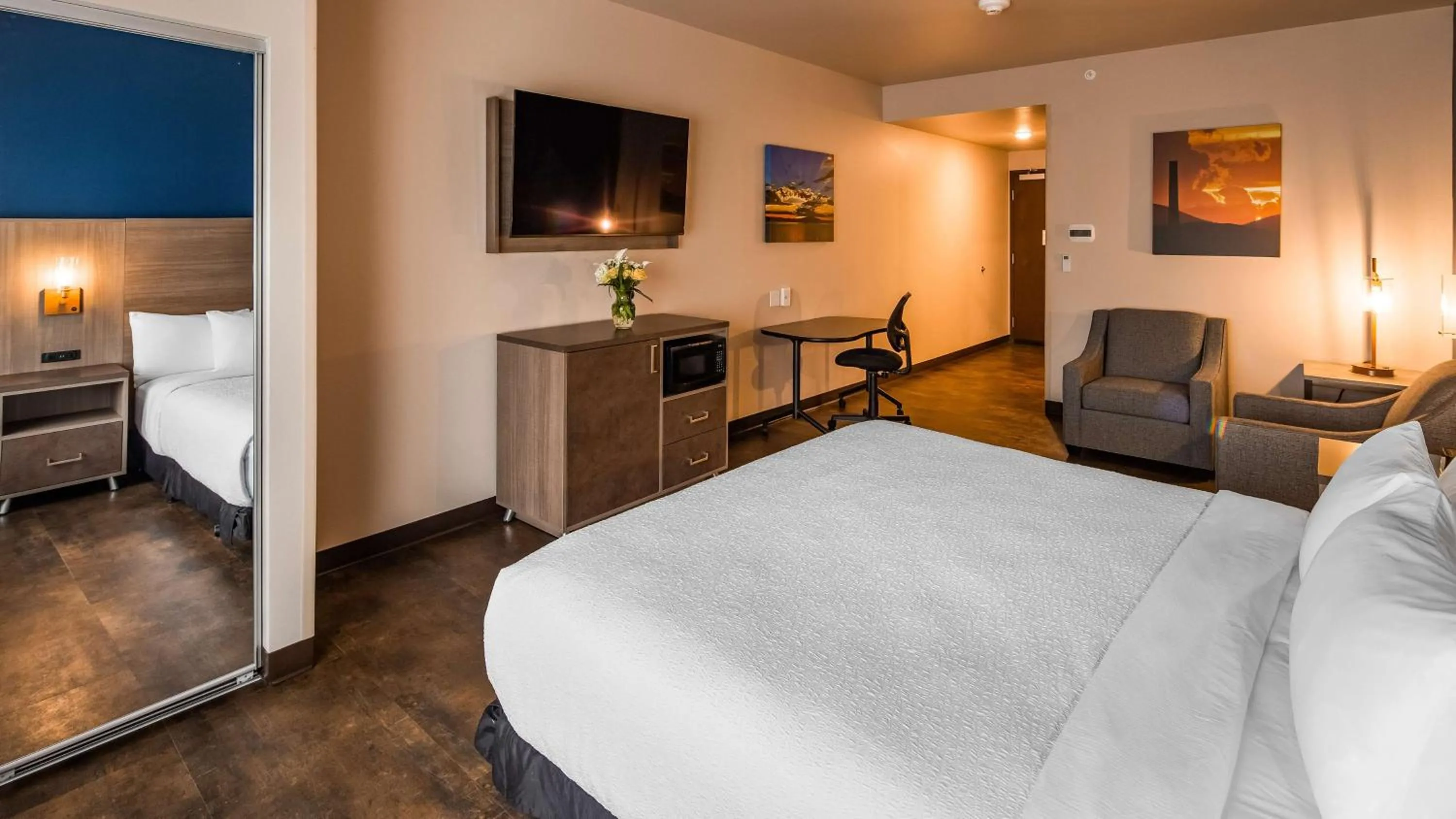 Photo of the whole room, Bed in The Forge Hotel BW Signature Collection