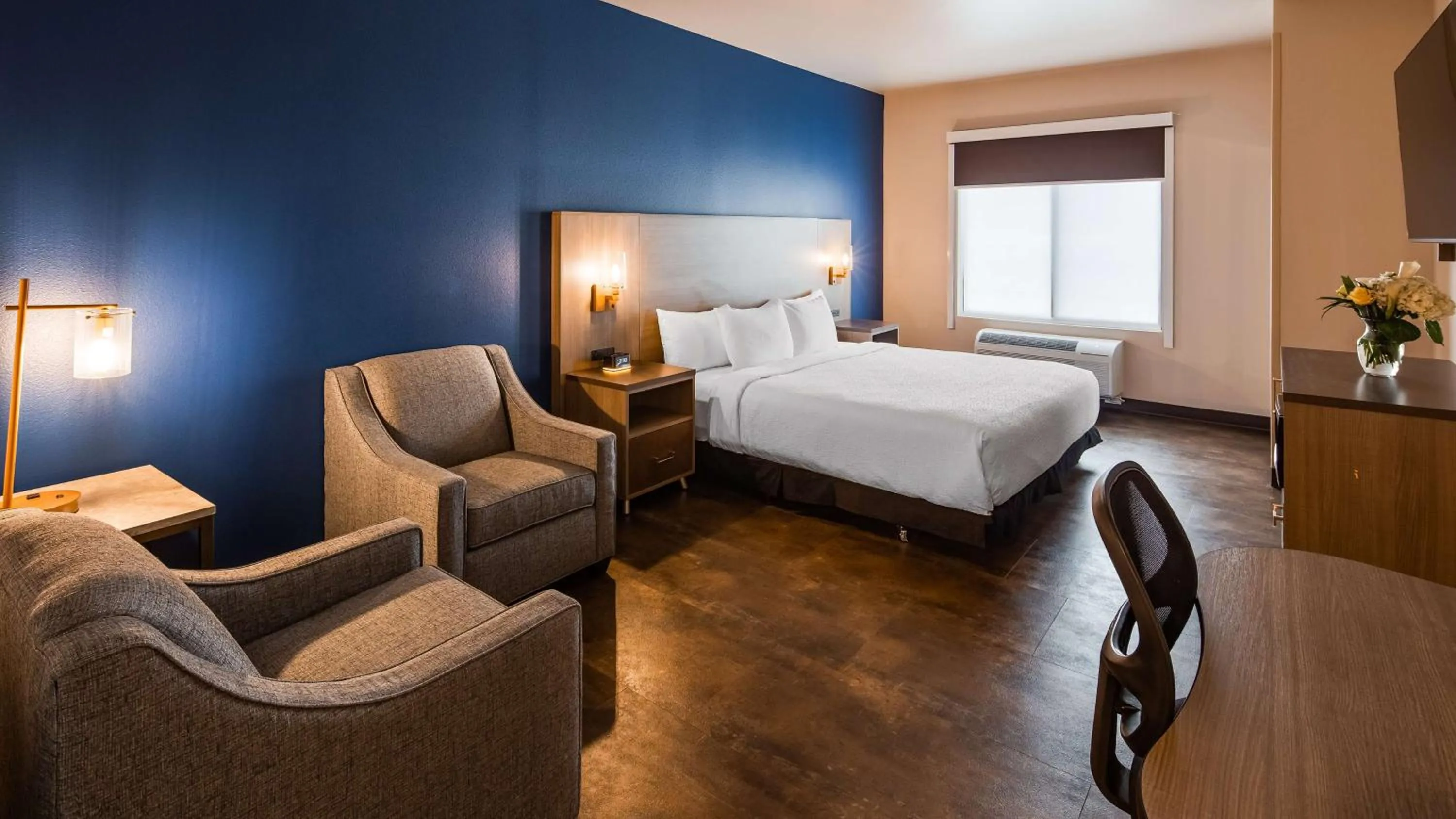 Photo of the whole room, Bed in The Forge Hotel BW Signature Collection