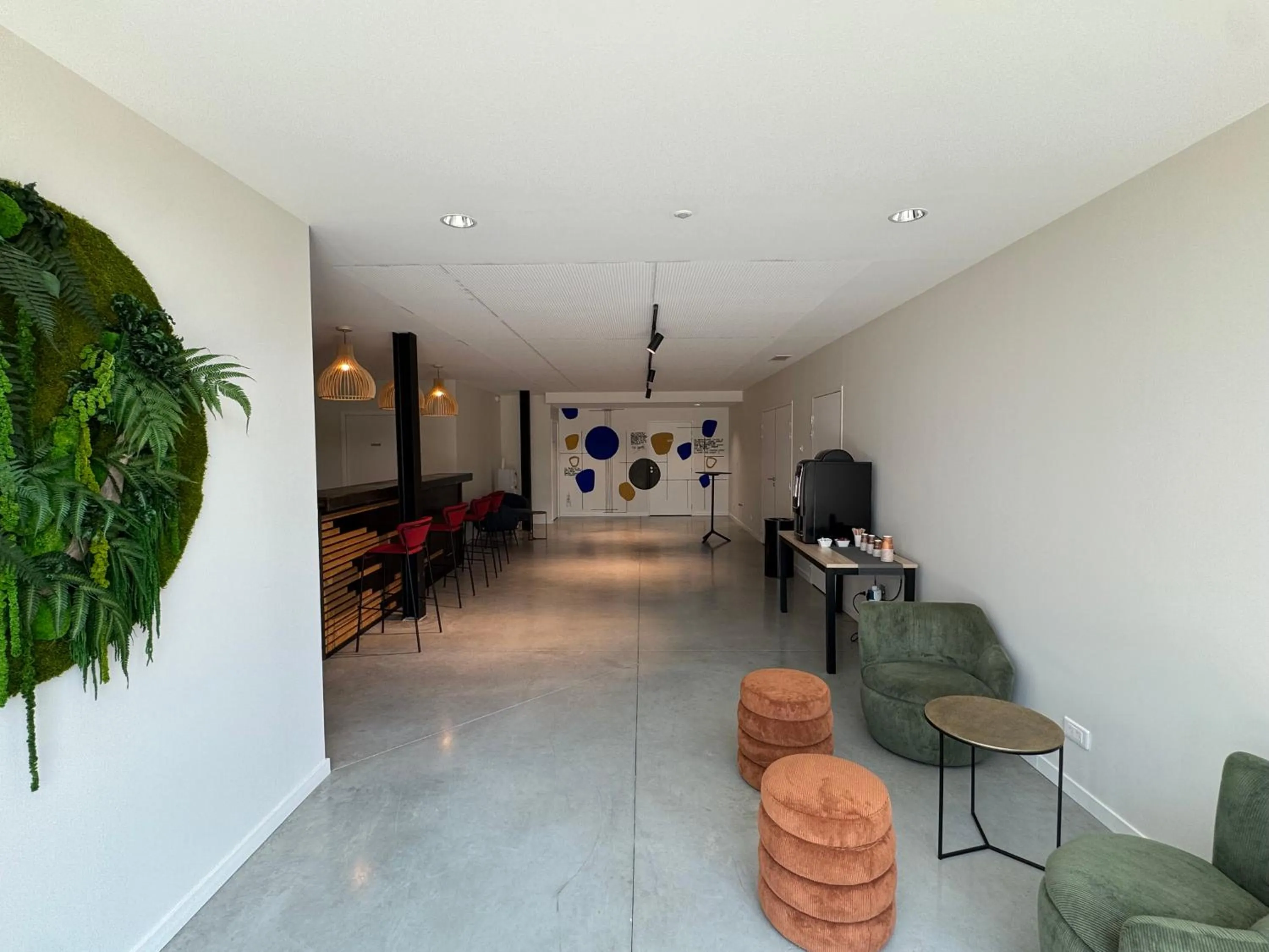 Communal lounge/ TV room in Sure Hotel by Best Western Les Portes de Montauban