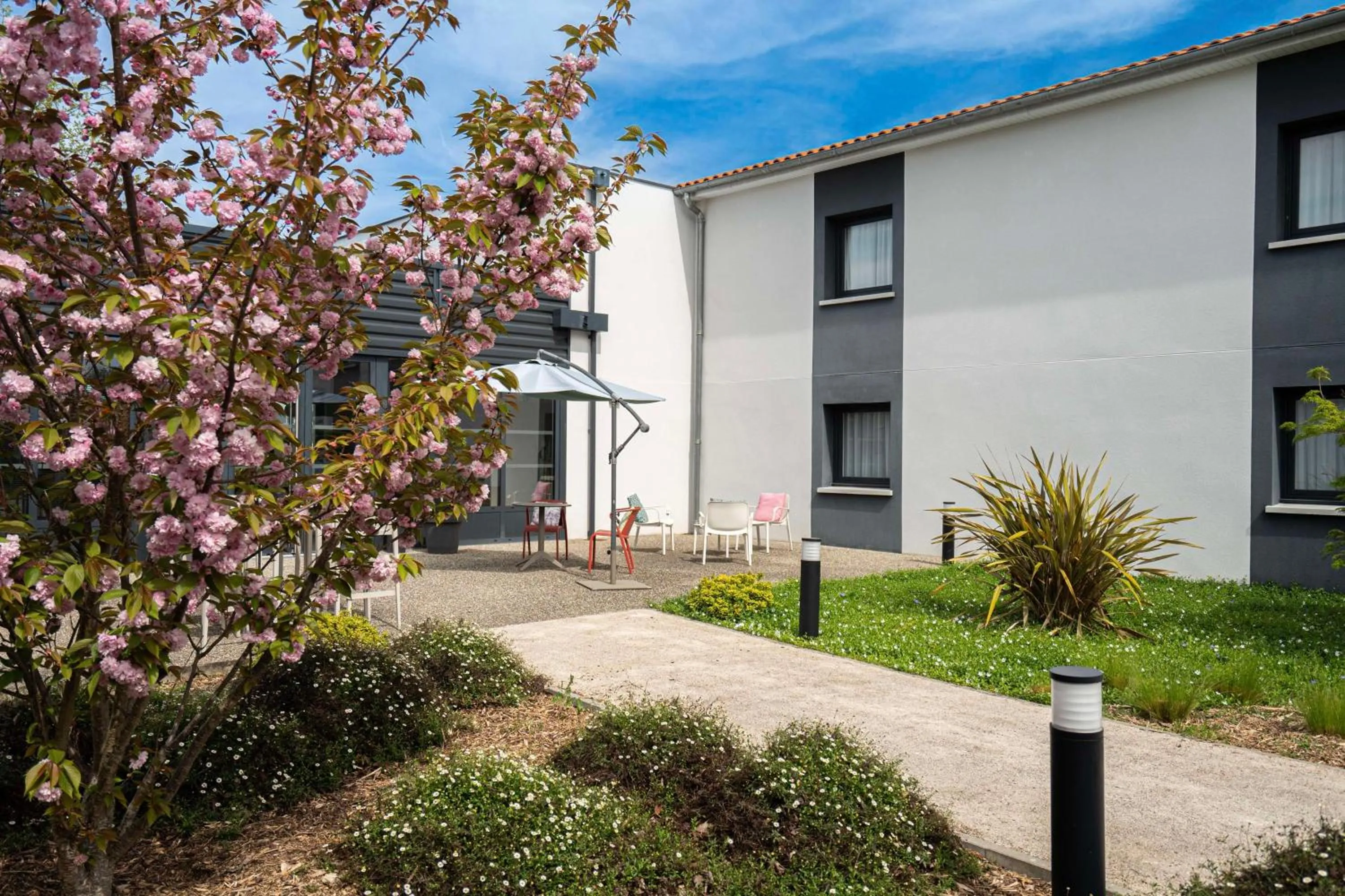 Property building in Sure Hotel by Best Western Les Portes de Montauban