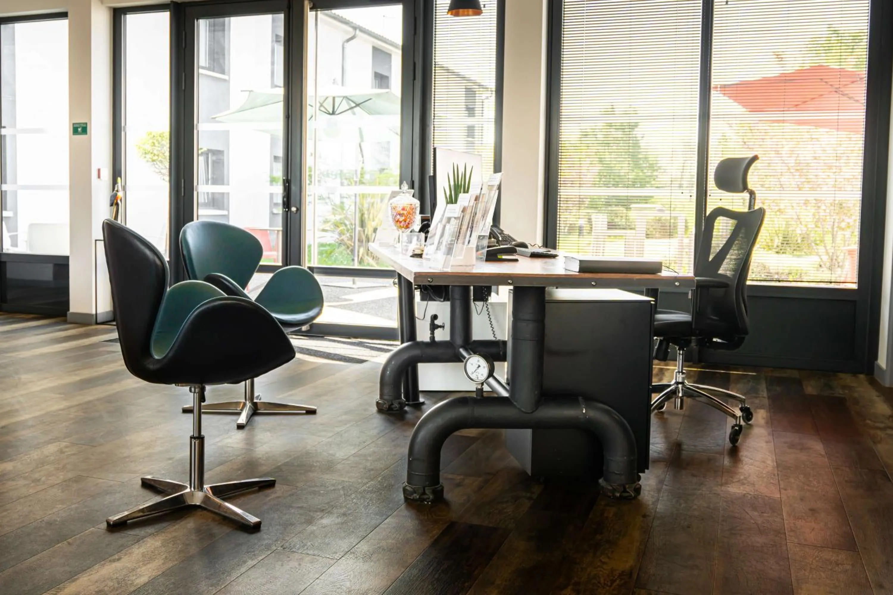 Lobby or reception in Sure Hotel by Best Western Les Portes de Montauban