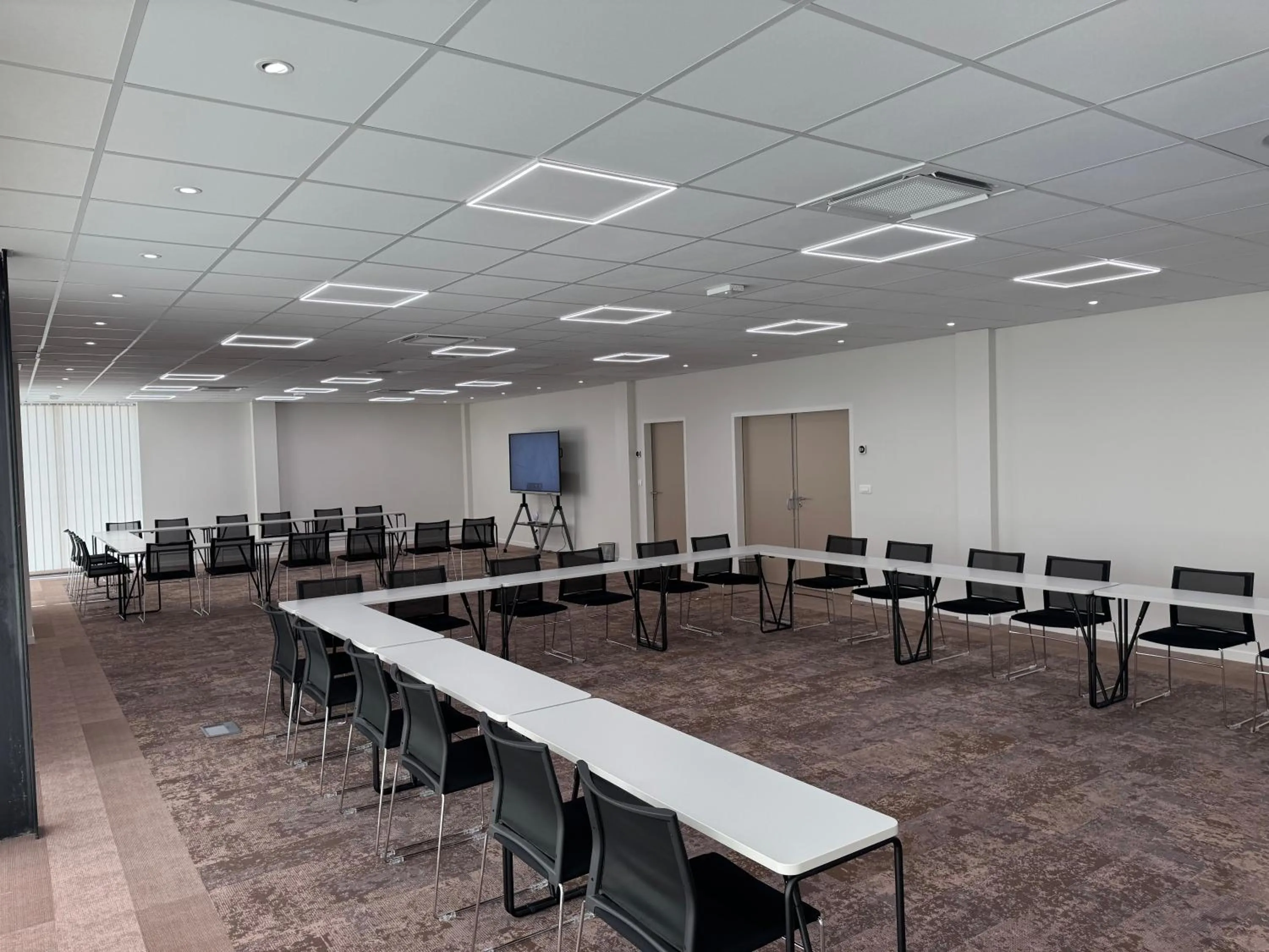 Communal lounge/ TV room in Sure Hotel by Best Western Les Portes de Montauban