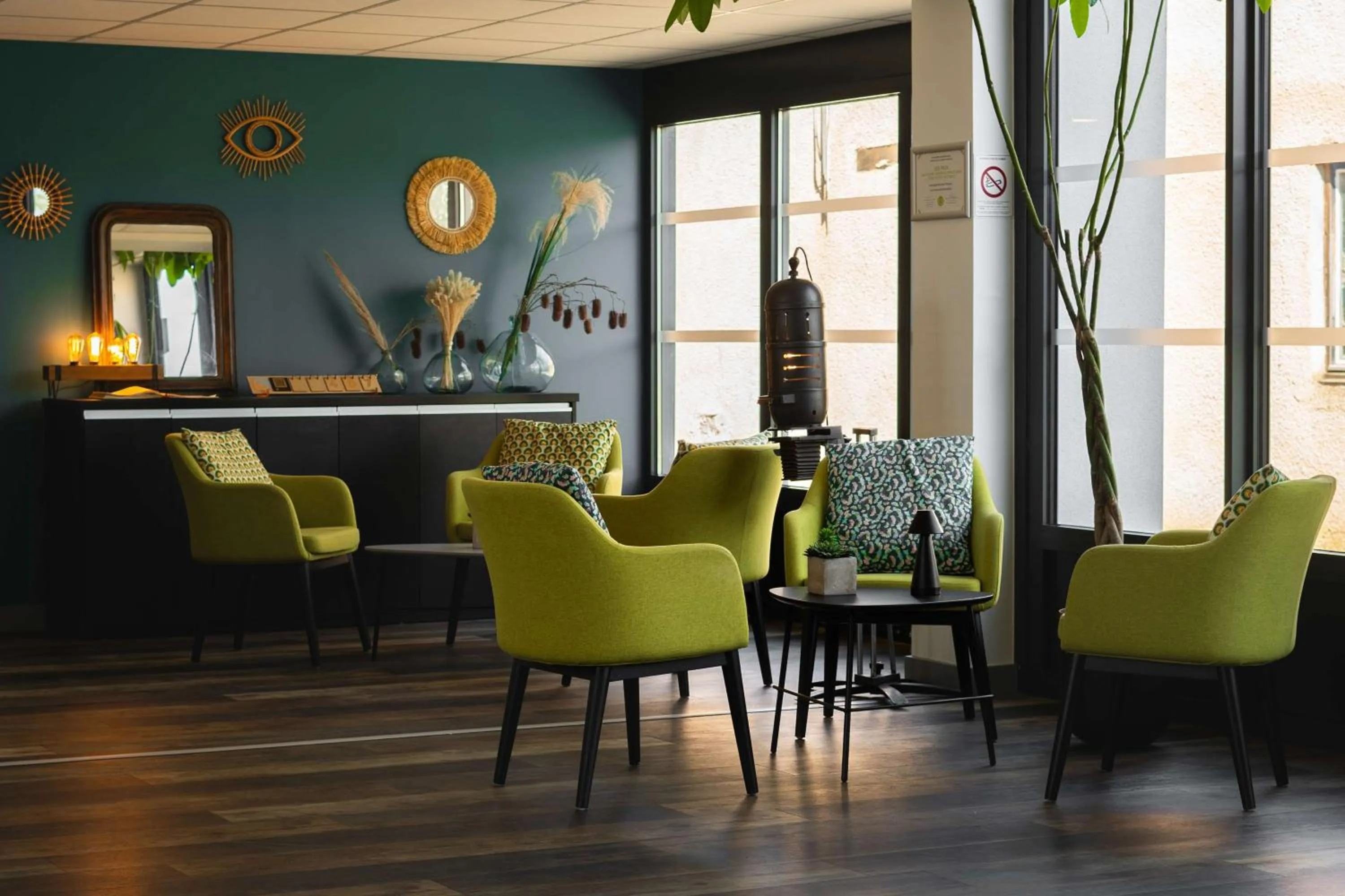 Lobby or reception in Sure Hotel by Best Western Les Portes de Montauban